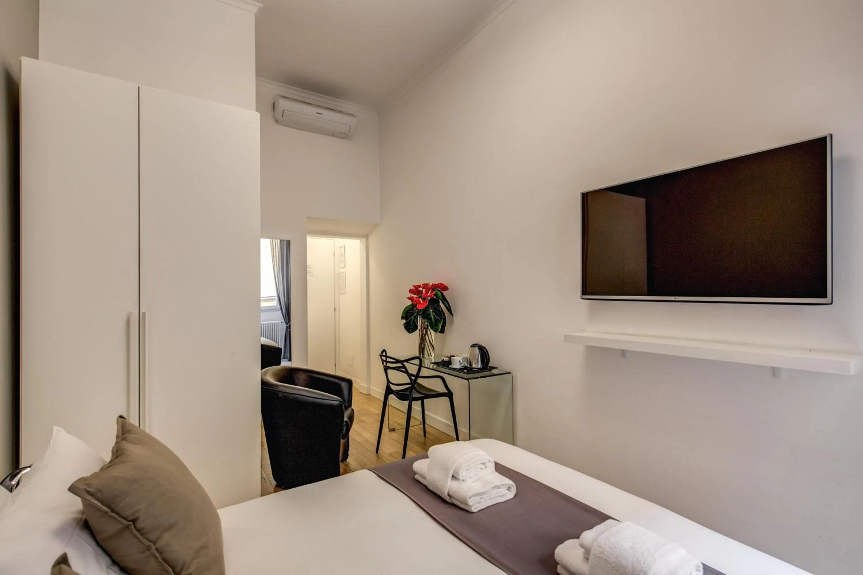 Day, Bed in Orange Suites