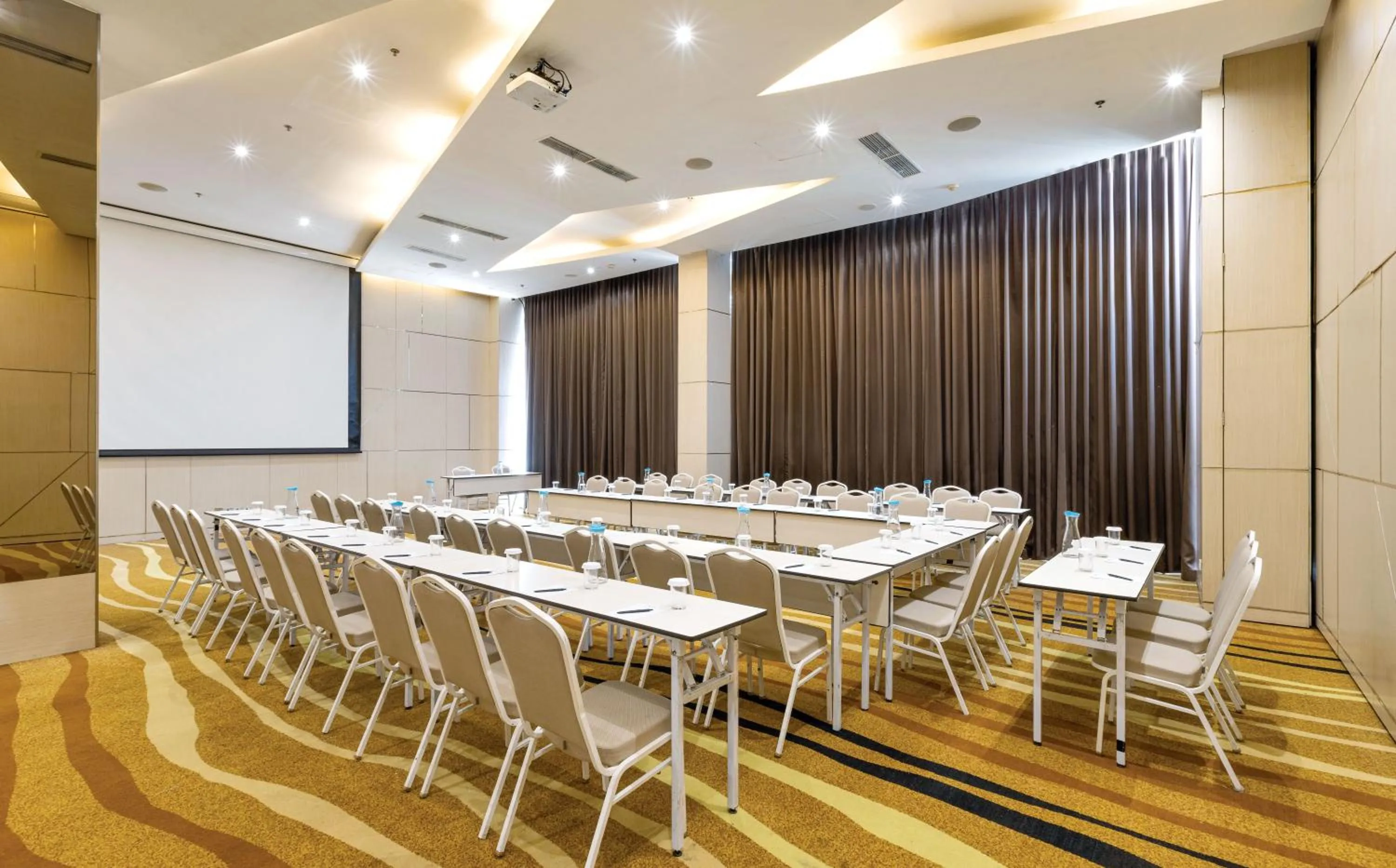 Meeting/conference room in Artotel Harmoni Jakarta