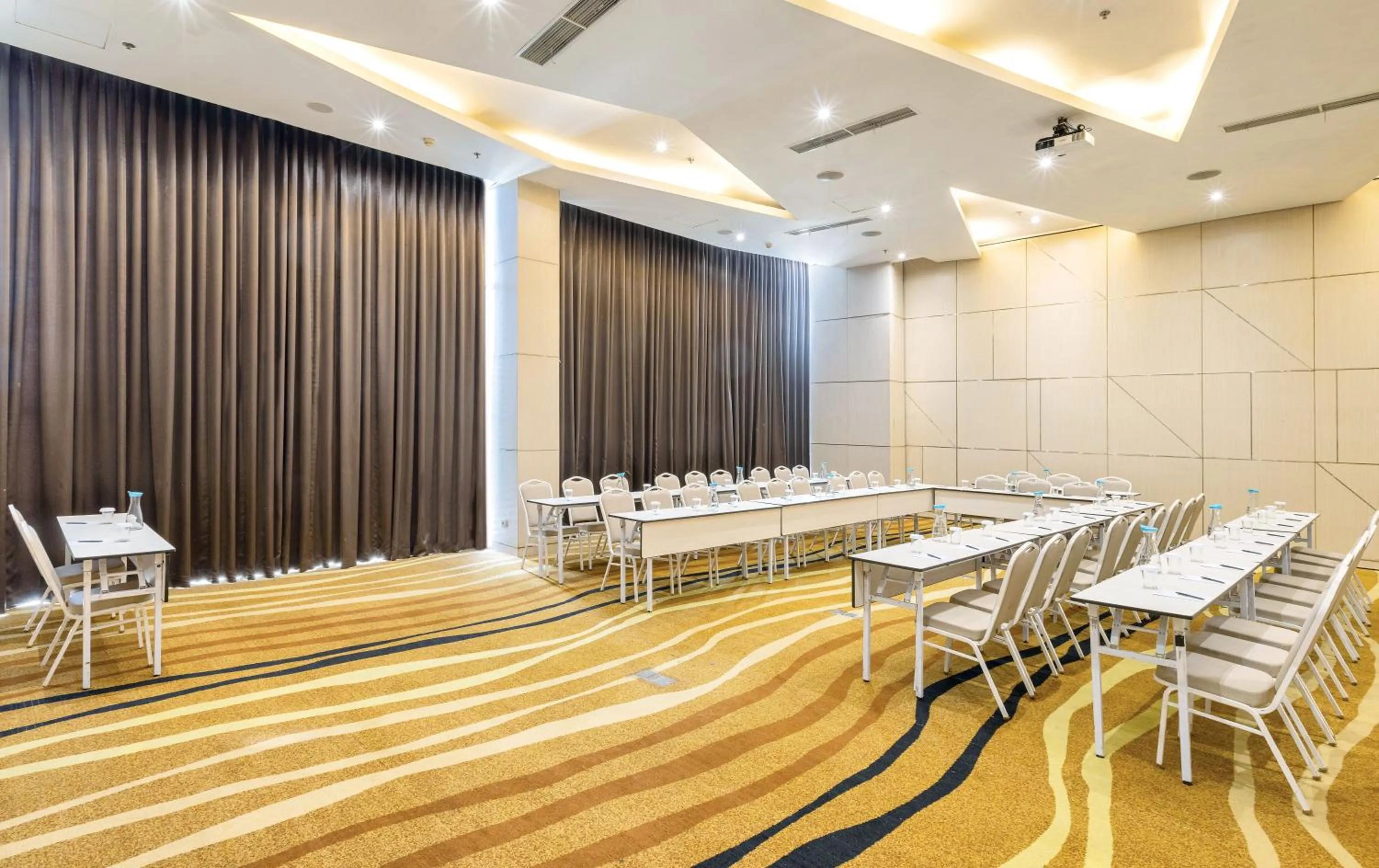 Meeting/conference room in Artotel Harmoni Jakarta