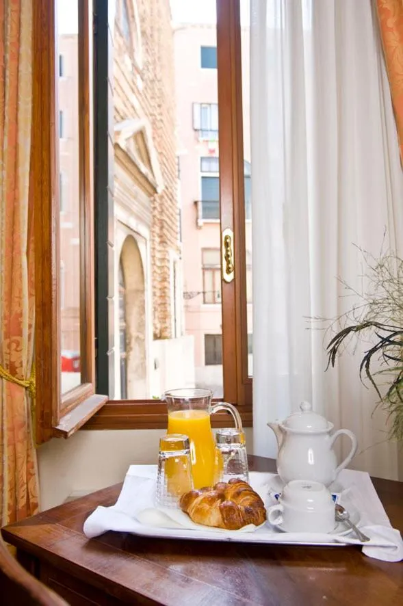 Coffee/tea facilities in La Locandiera
