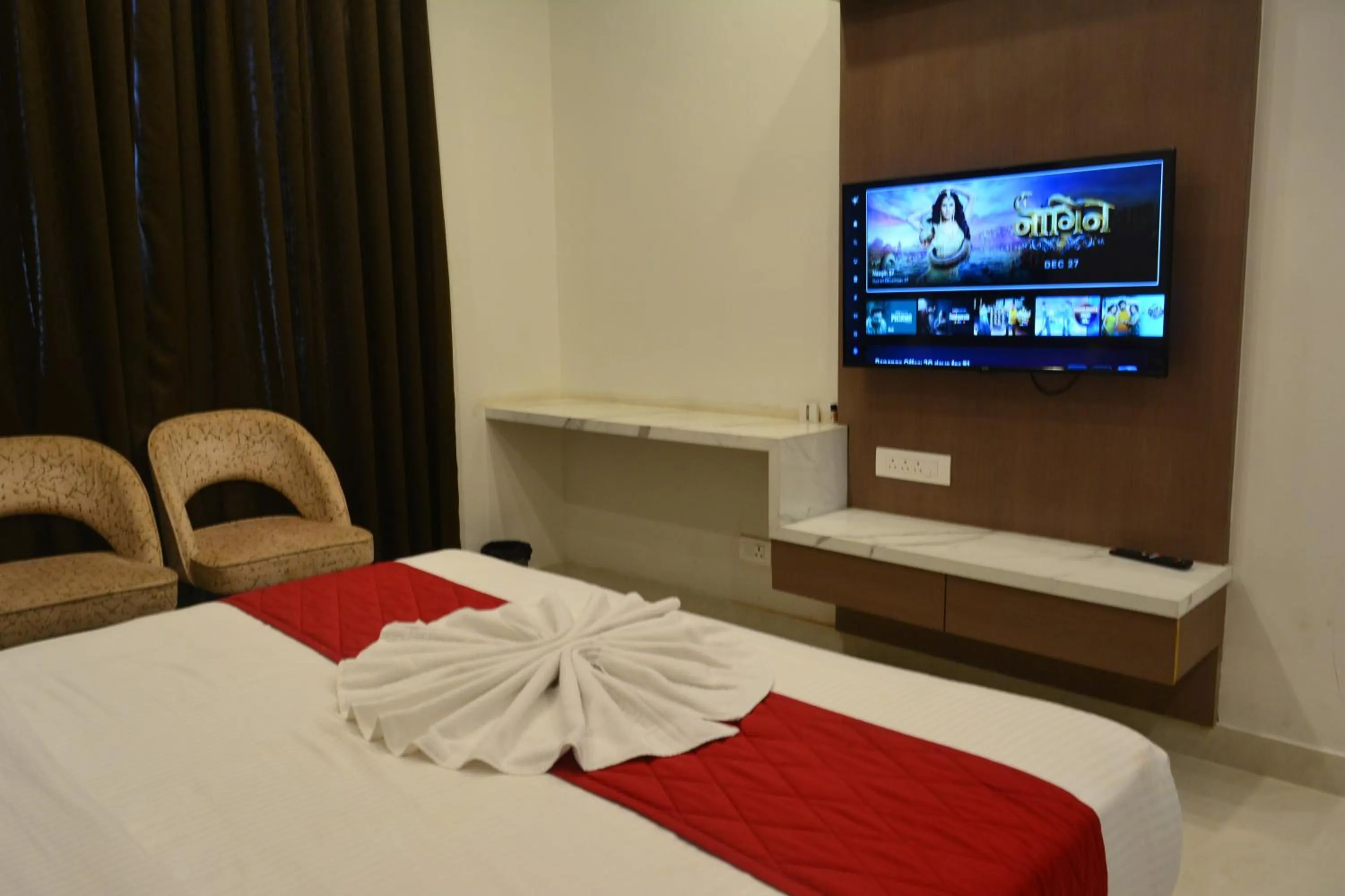 Communal lounge/ TV room, Bed in Mahi Baagh Resort
