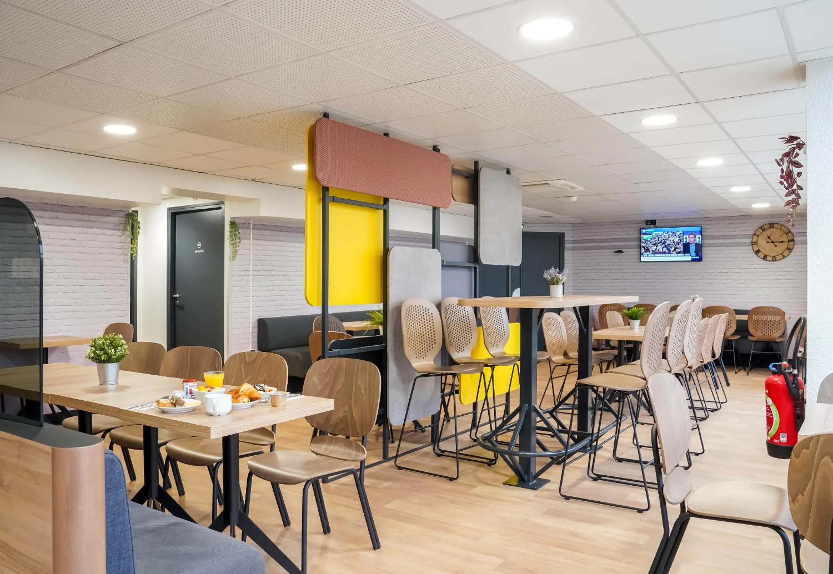 Breakfast in B&B HOTEL Paris Porte de Châtillon