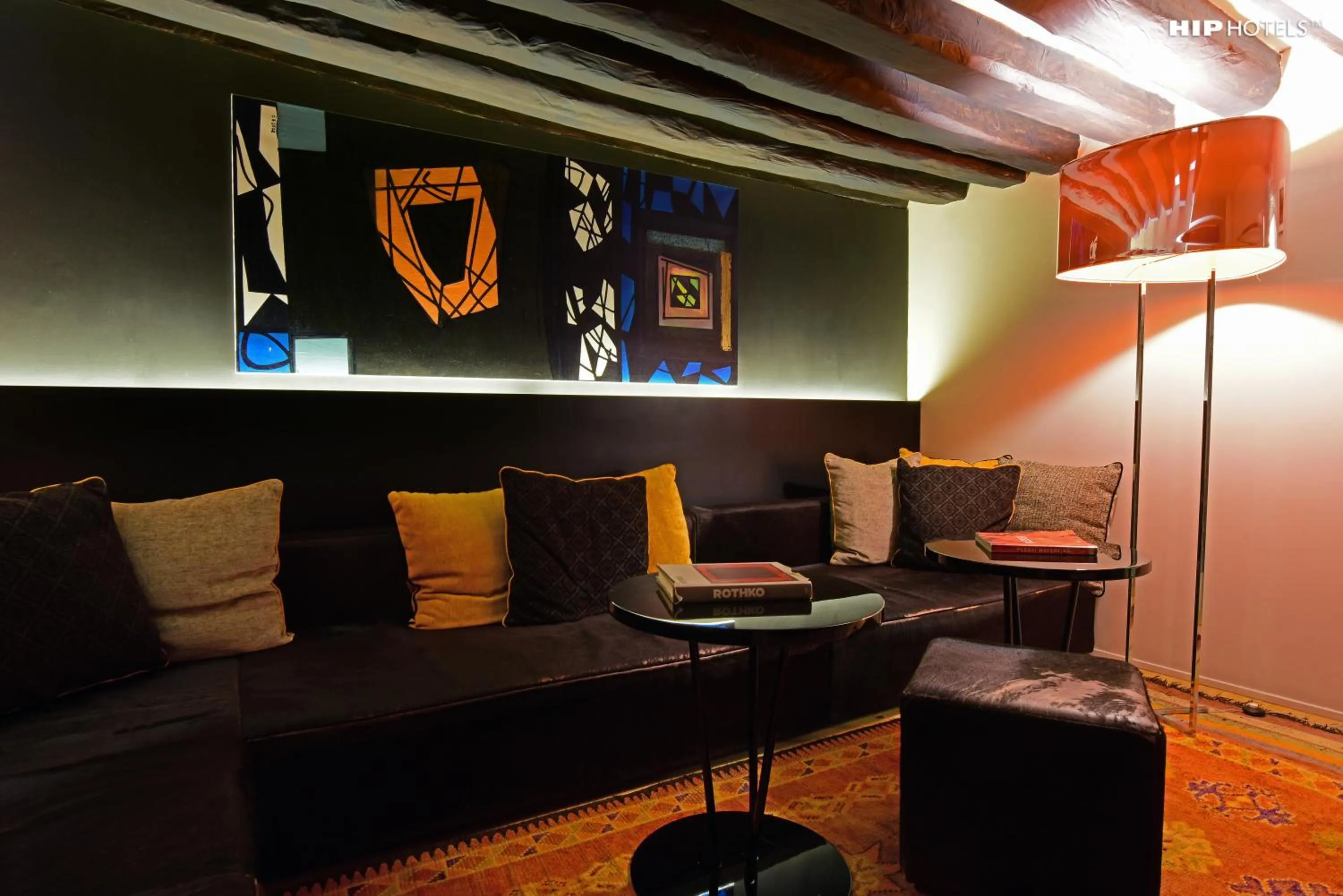 Communal lounge/ TV room in Charming House DD724