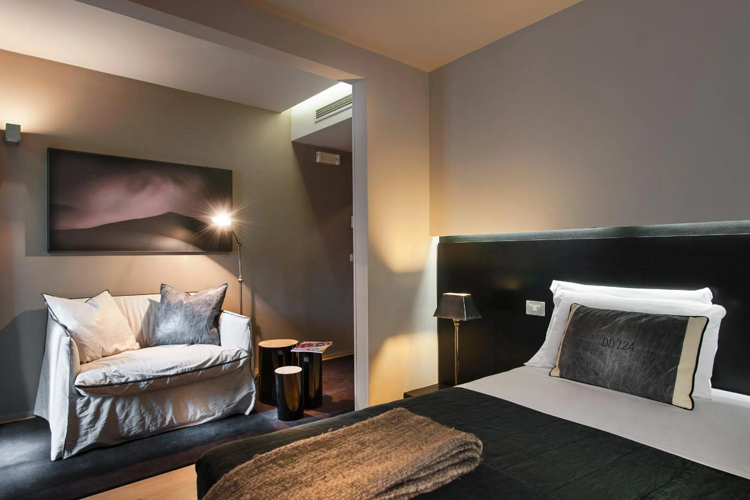 Photo of the whole room, Bed in Charming House DD724