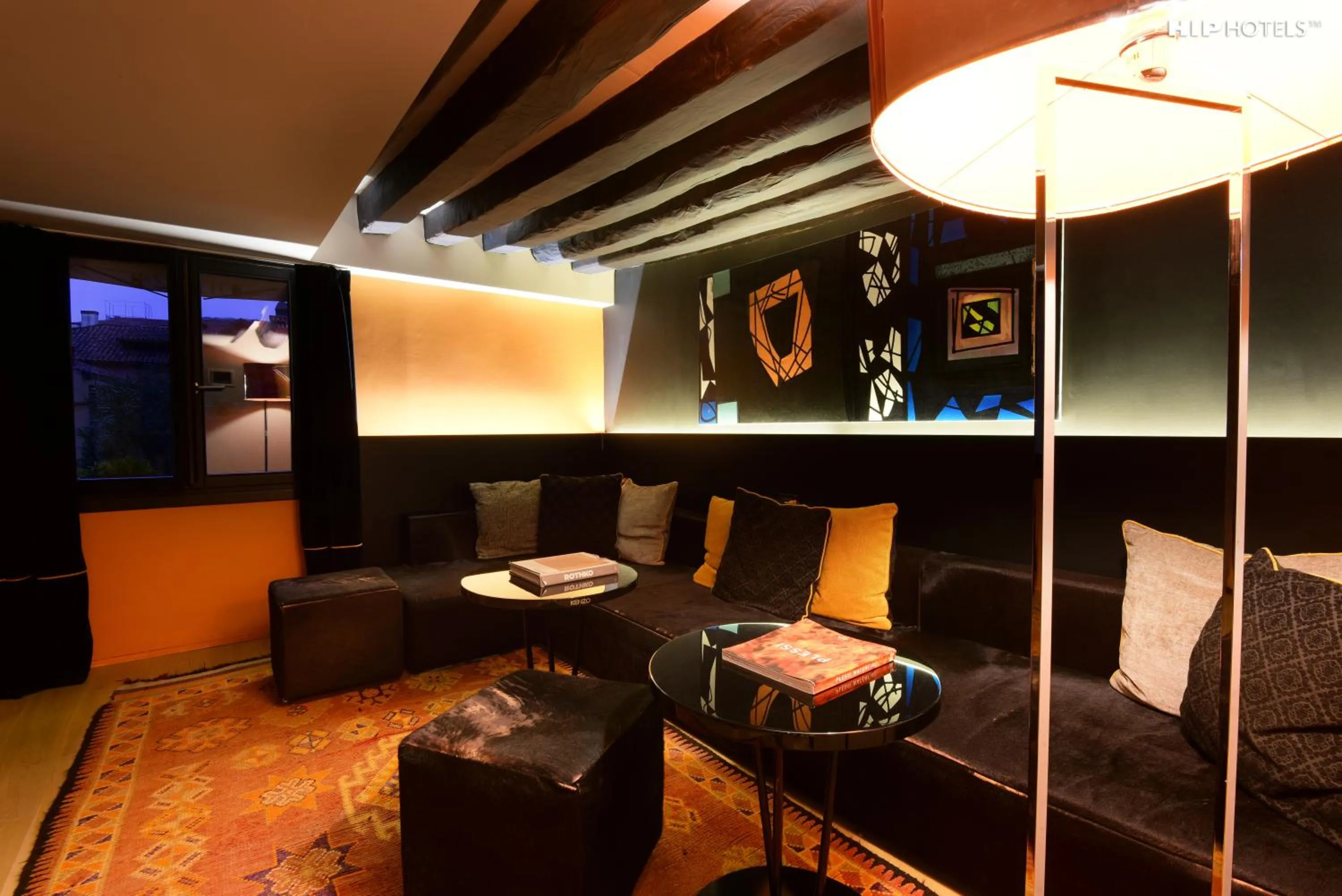 Communal lounge/ TV room in Charming House DD724