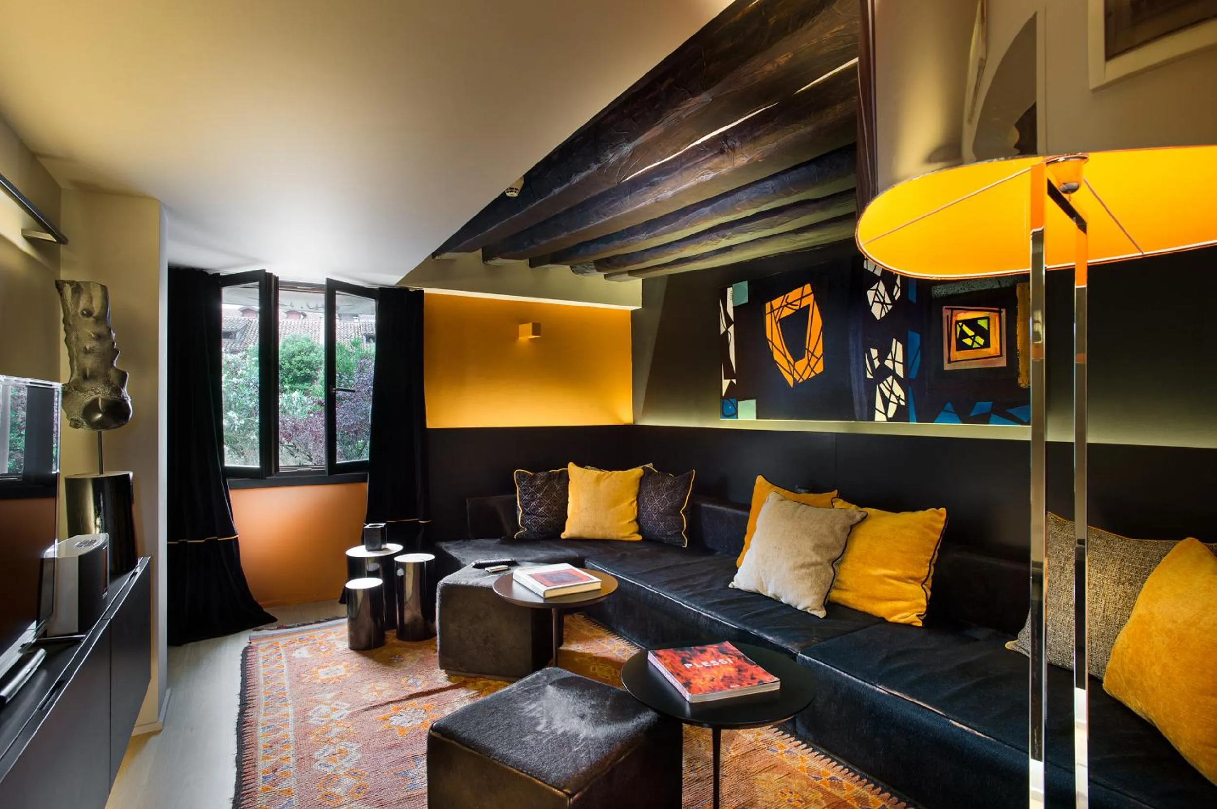 Communal lounge/ TV room in Charming House DD724