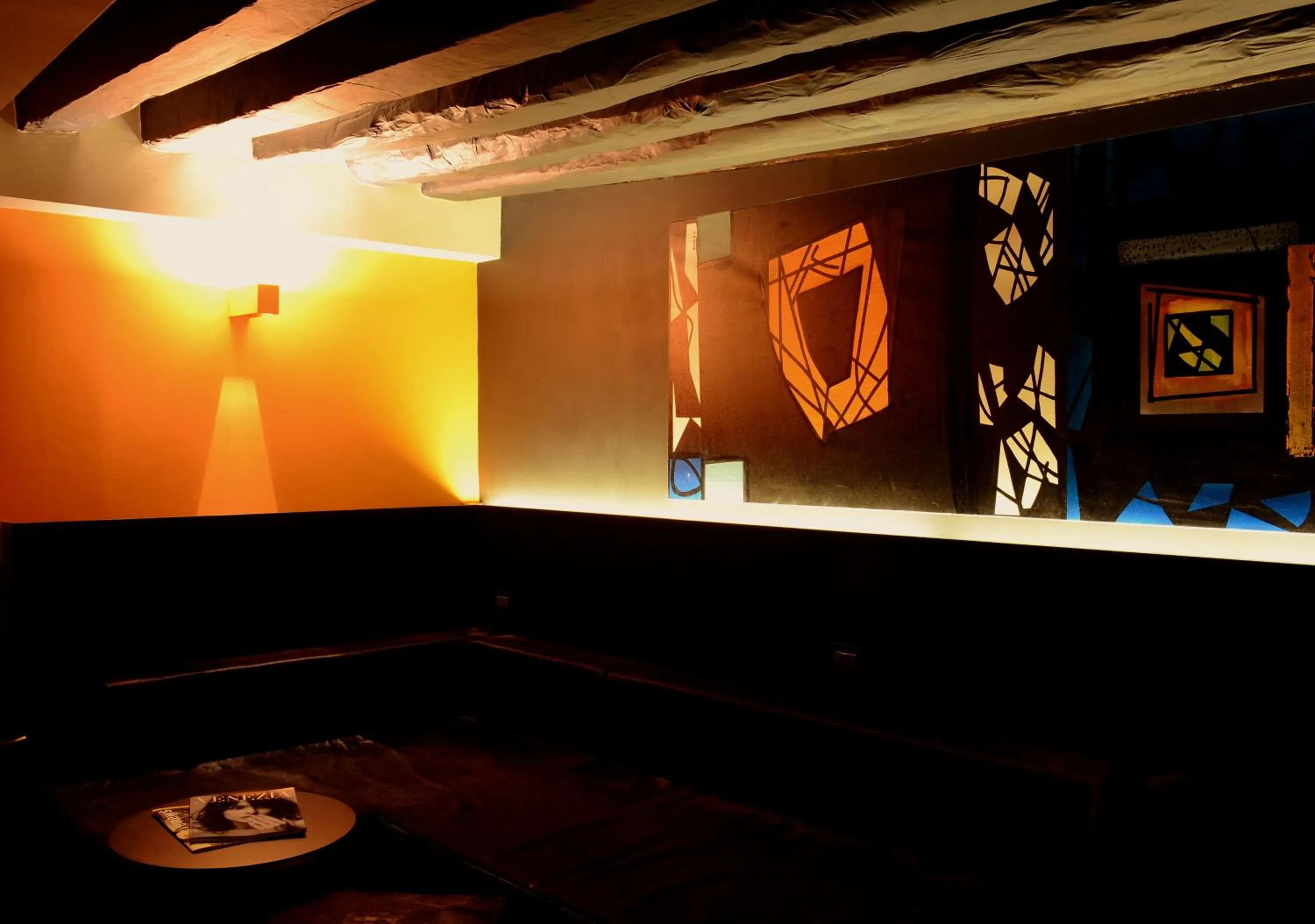 Communal lounge/ TV room in Charming House DD724