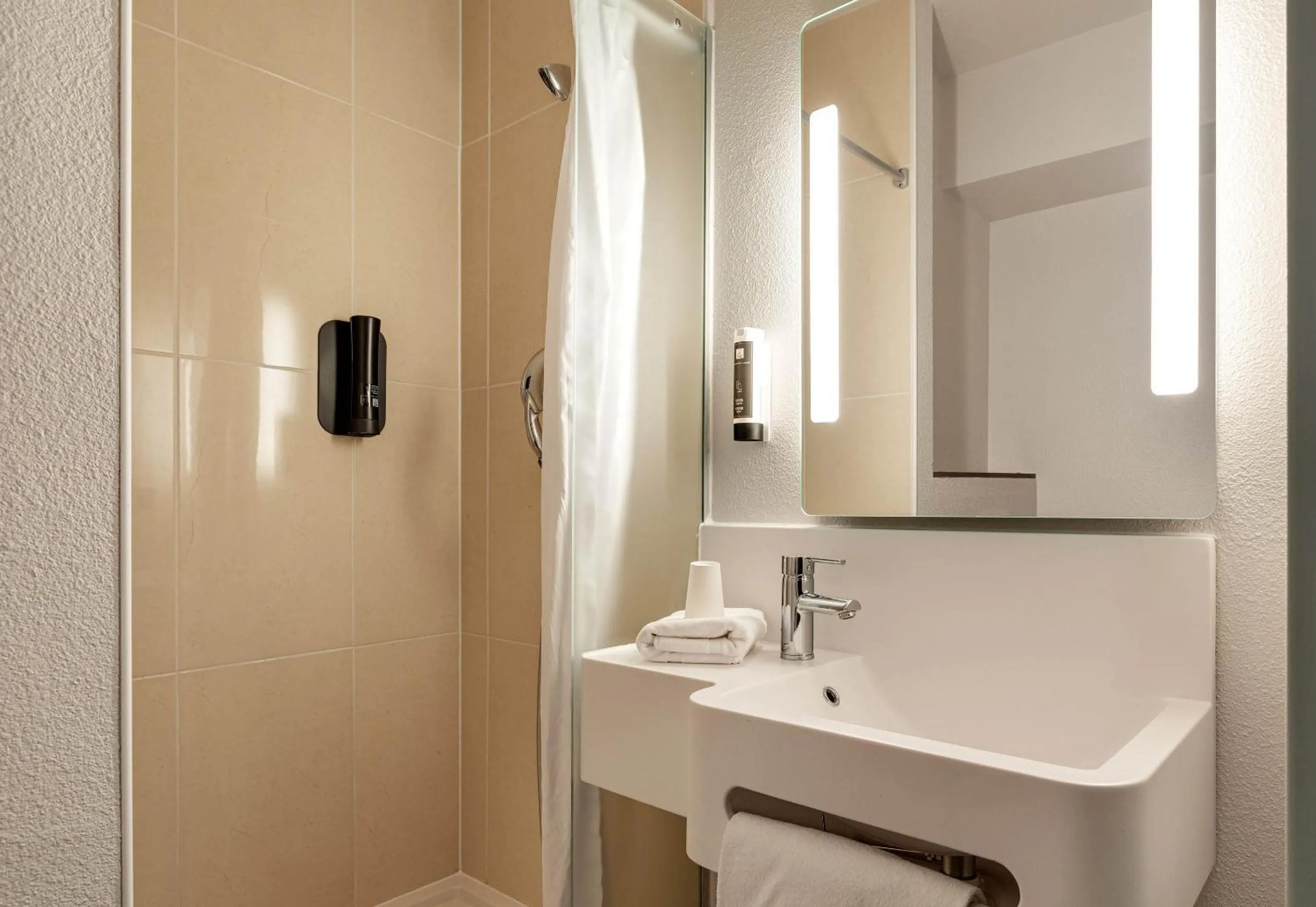 Bathroom in B&B HOTEL Lille Tourcoing Centre