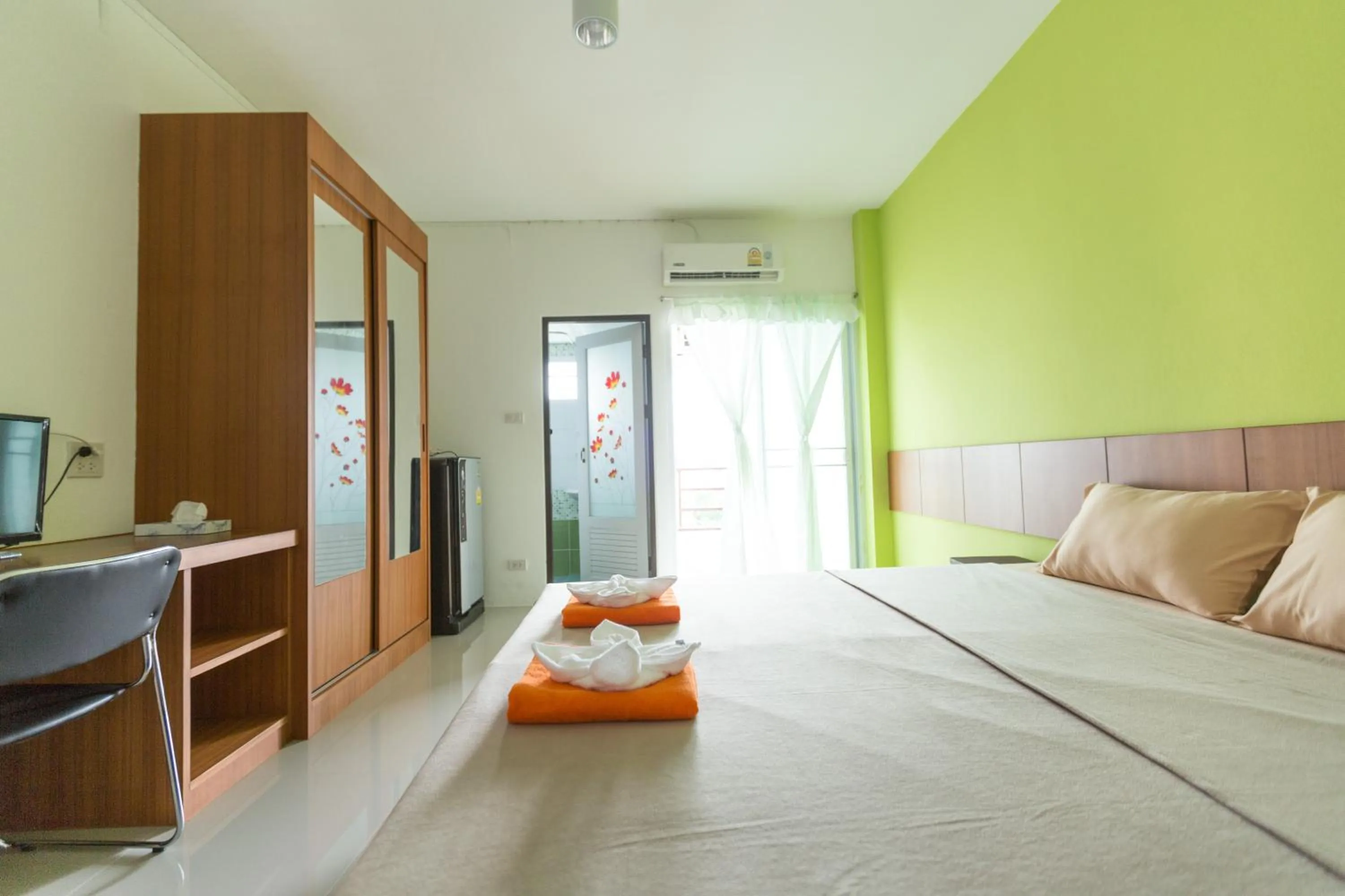 Photo of the whole room, Bed in V at Bangsaen