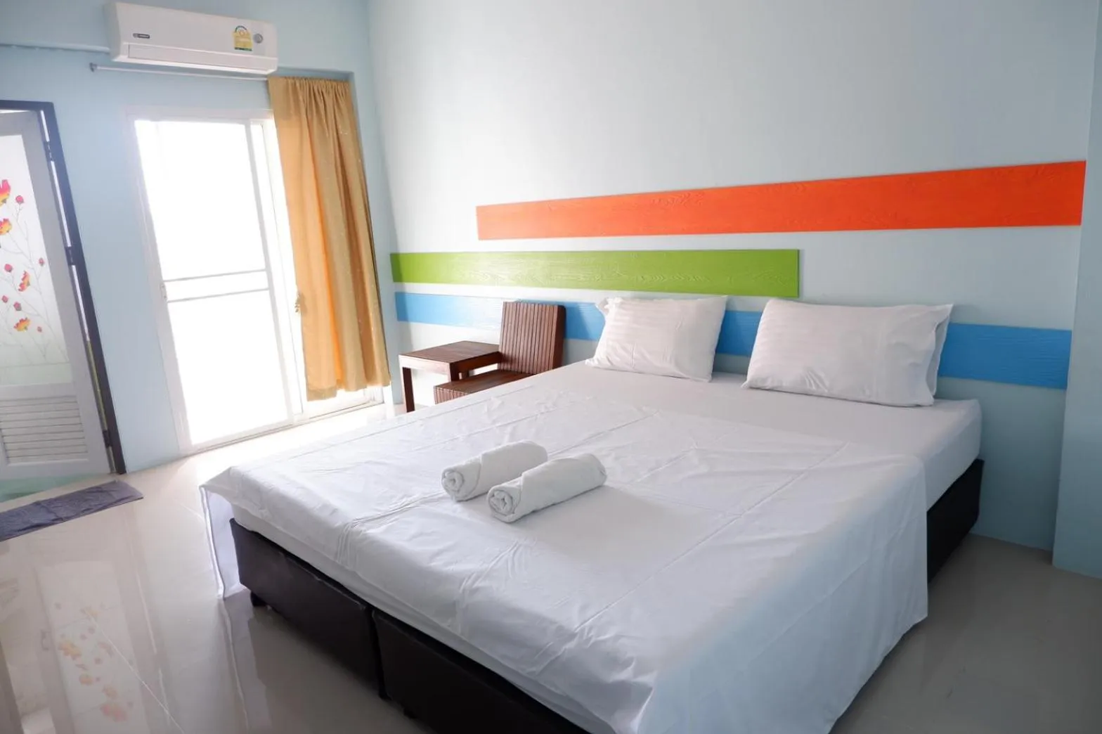 Photo of the whole room, Bed in V at Bangsaen