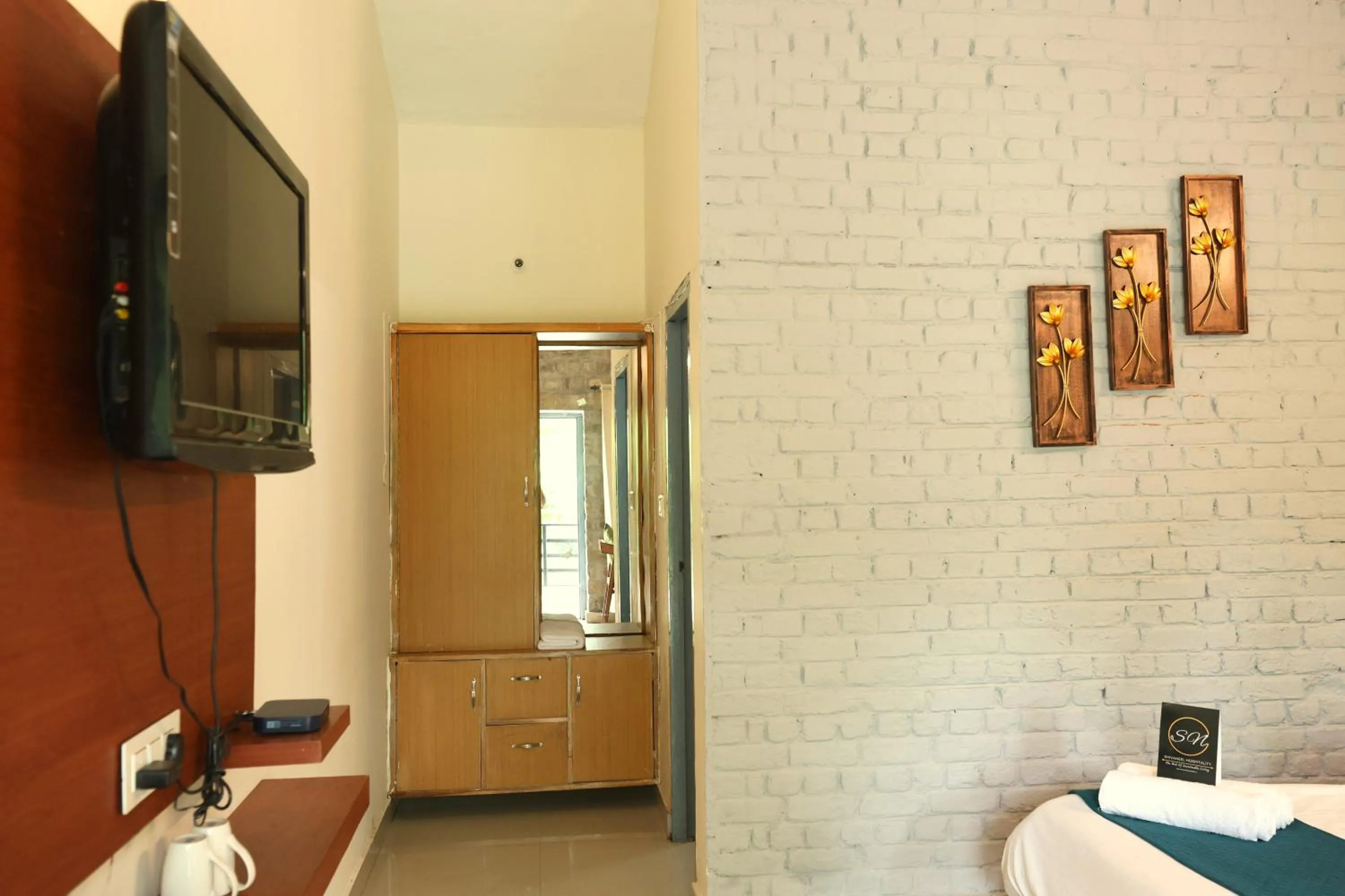 TV and multimedia in Aranya Resort & Suites By Shivaneel Hospitality