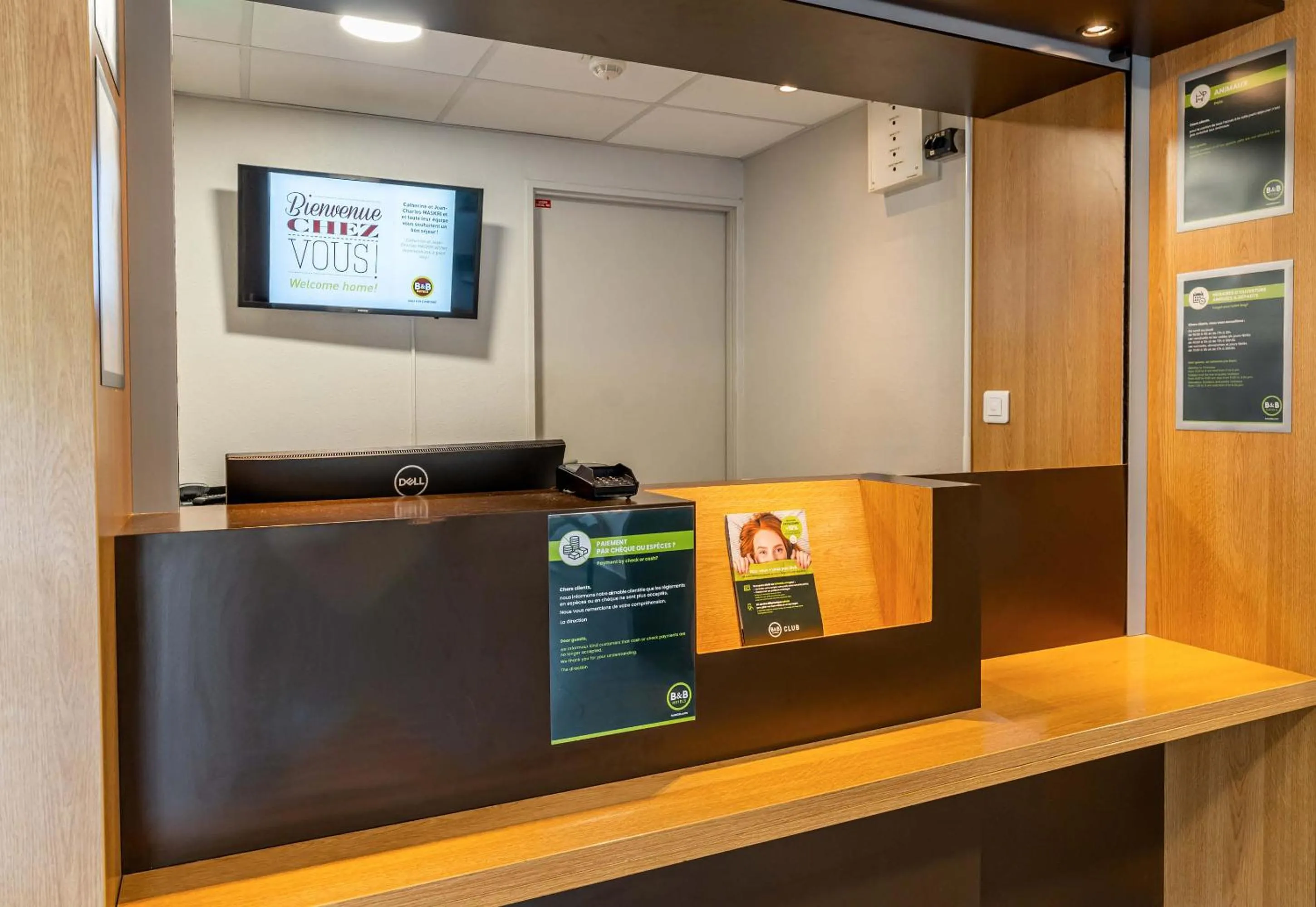 Lobby or reception in B&B HOTEL Aix-en-Provence Le Tholonet