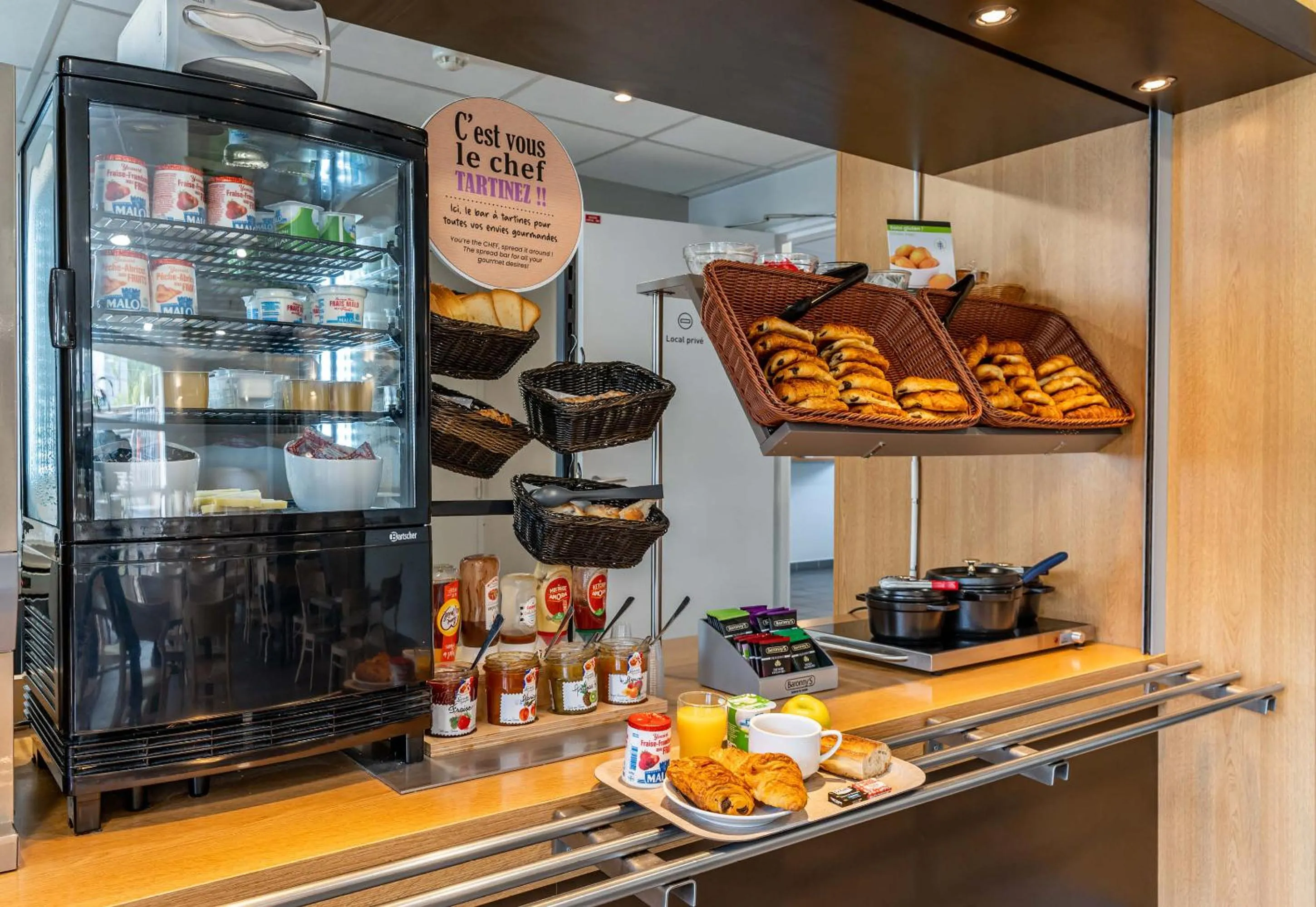 Breakfast in B&B HOTEL Aix-en-Provence Le Tholonet