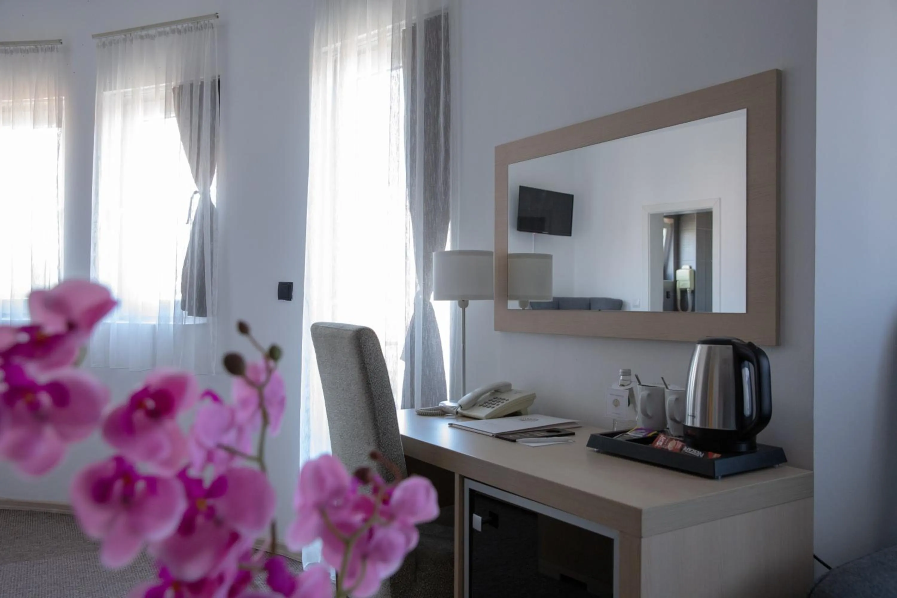 Coffee/tea facilities, Bed in Garni Hotel Biser