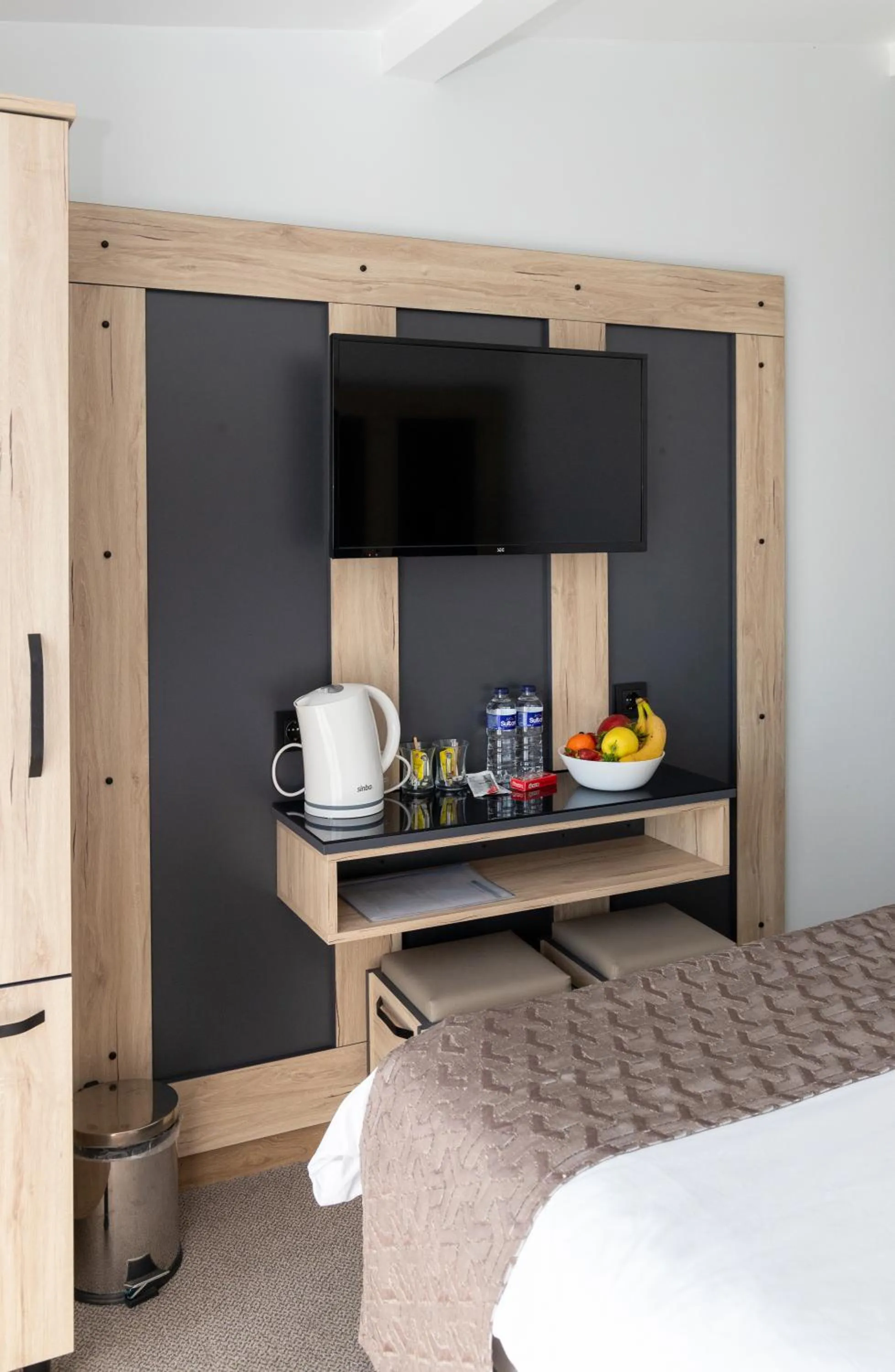 Photo of the whole room, Bed in Galley Hotel