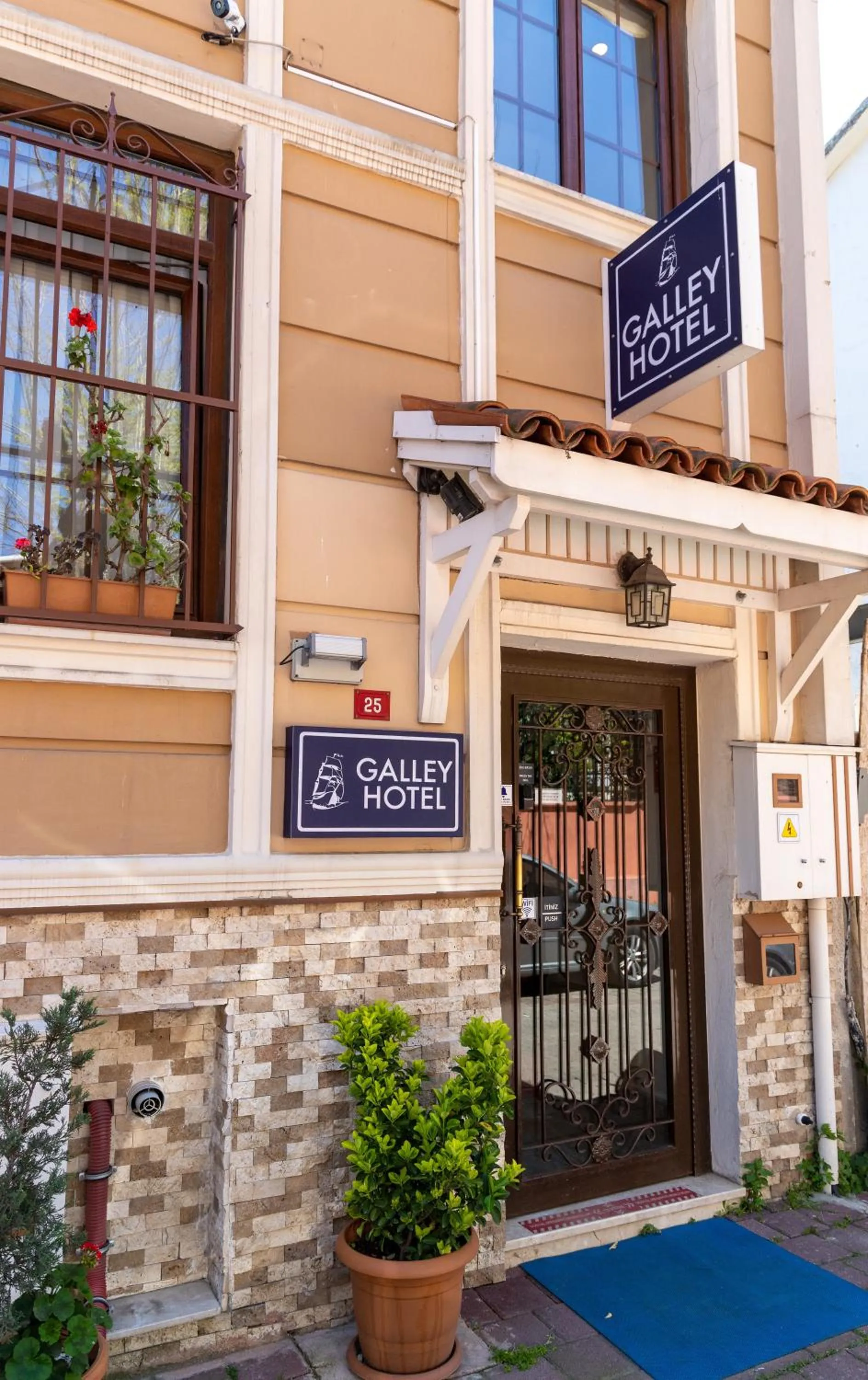 Facade/entrance in Galley Hotel