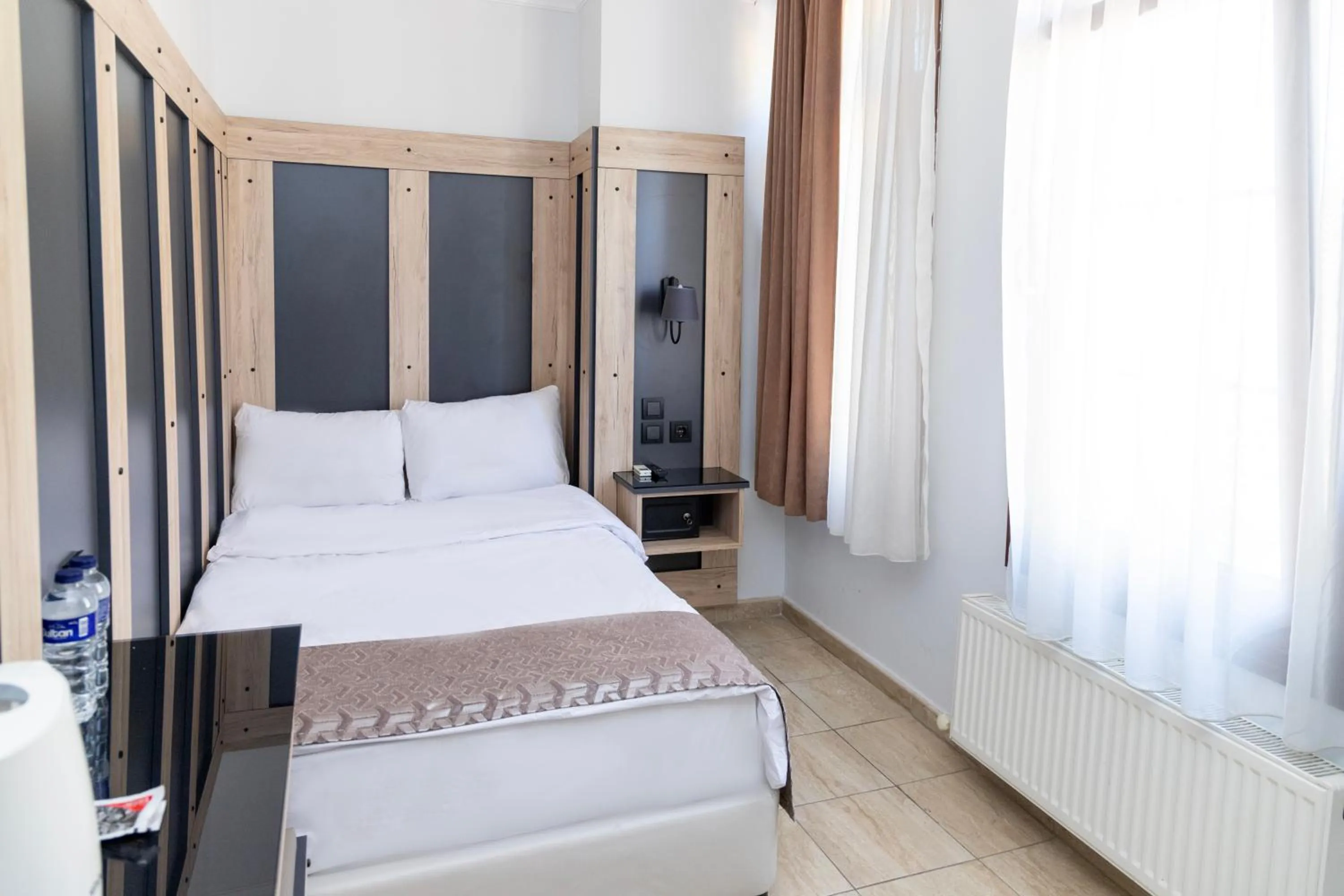 Photo of the whole room, Bed in Galley Hotel