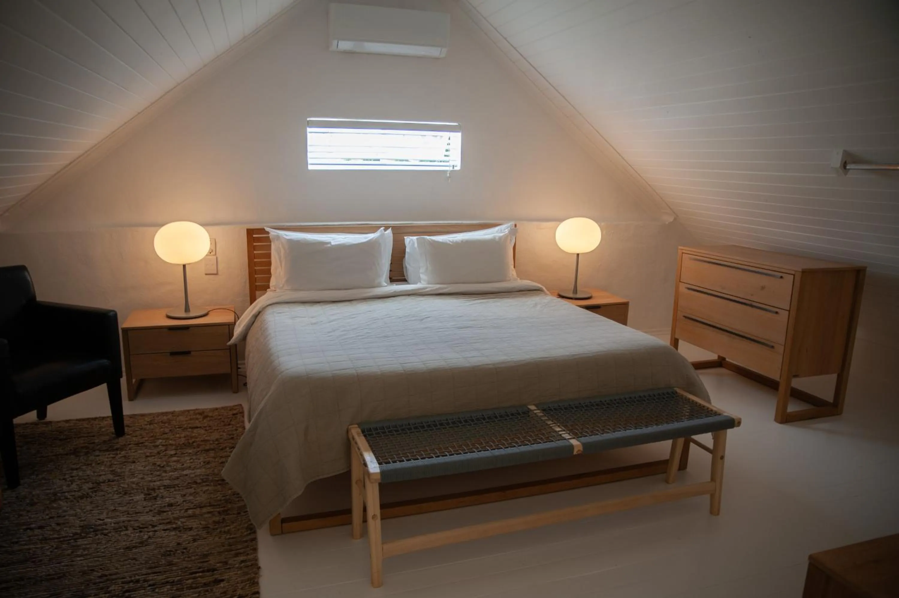 Bed in Mo & Rose's Nature Retreat