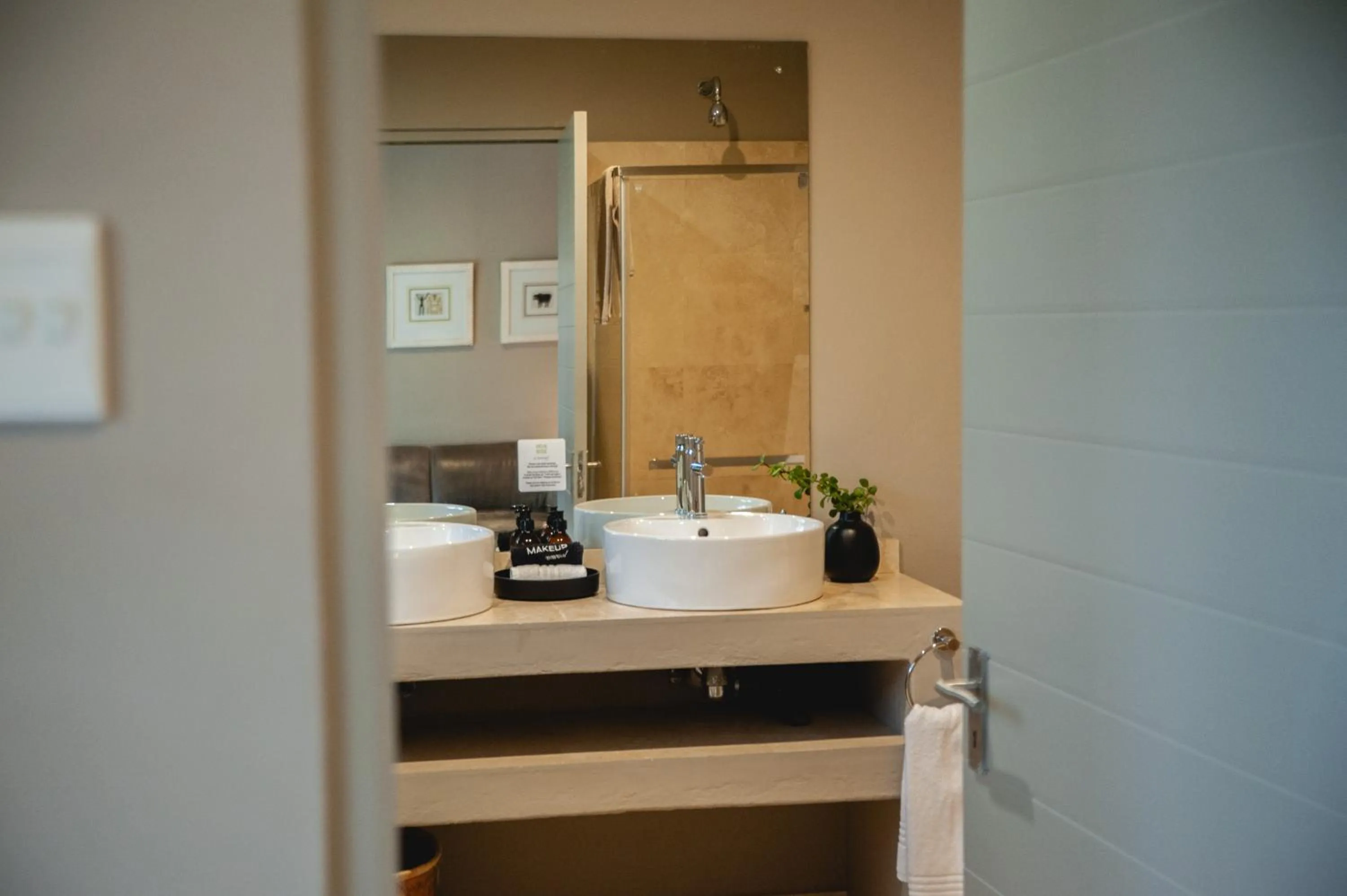 Bathroom in Mo & Rose's Nature Retreat