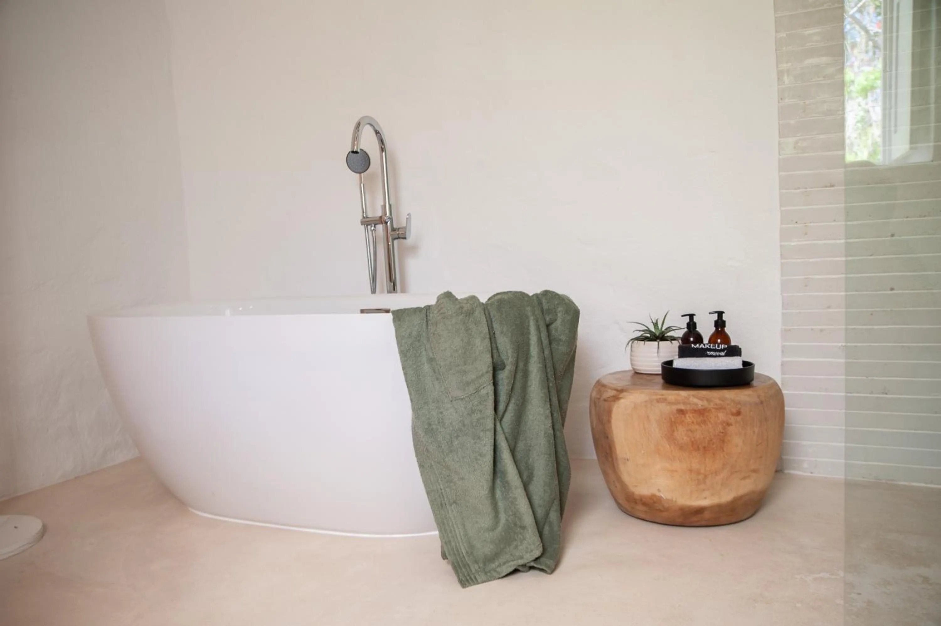 Bathroom in Mo & Rose's Nature Retreat