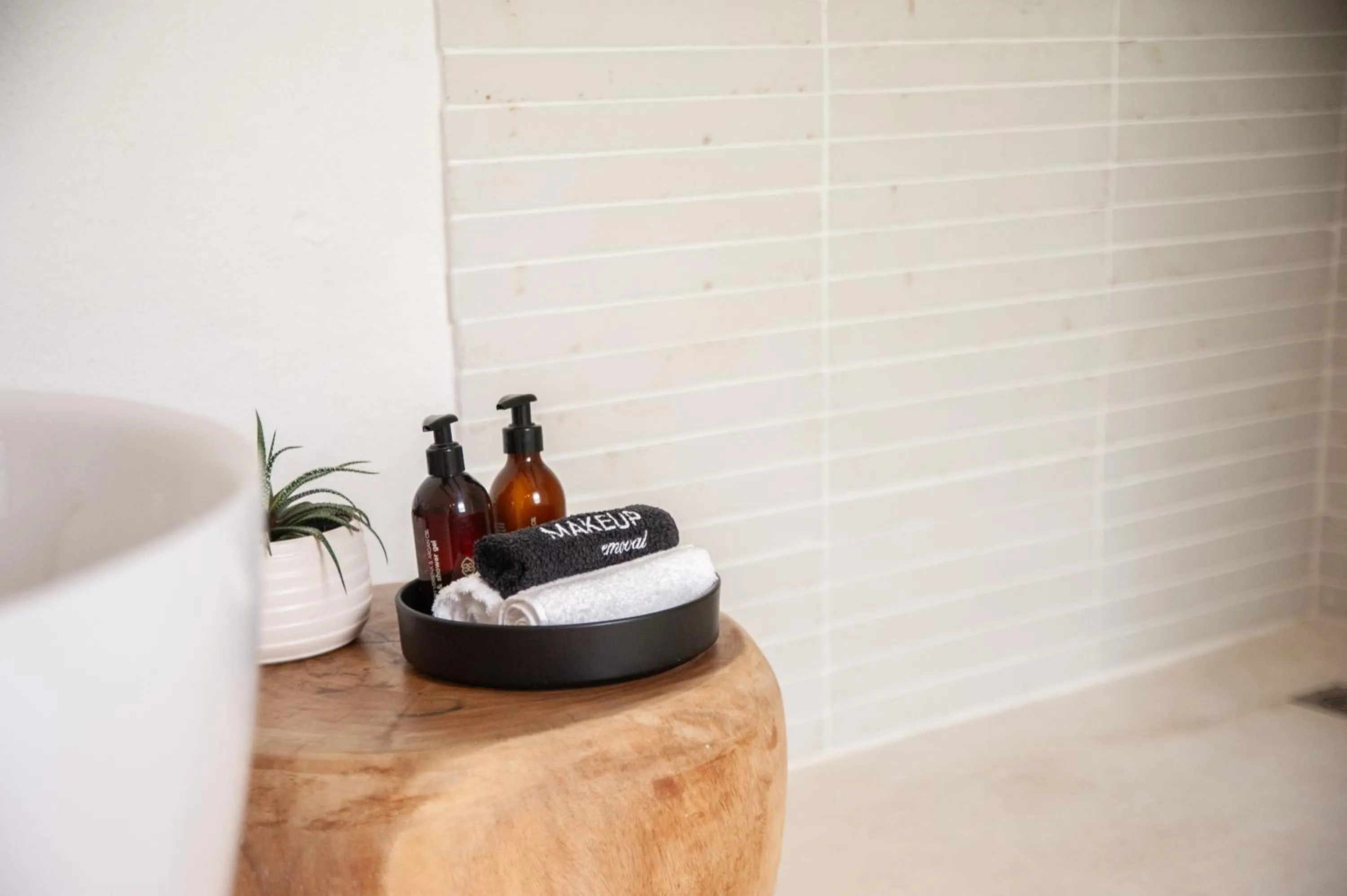 Shower in Mo & Rose's Nature Retreat