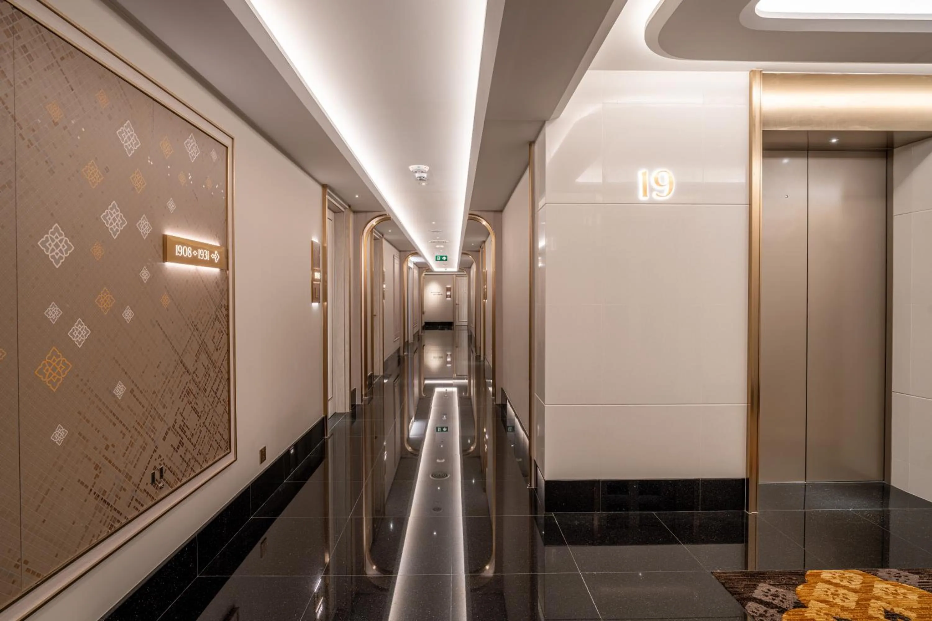 elevator in Grande Centre Point Prestige Bangkok