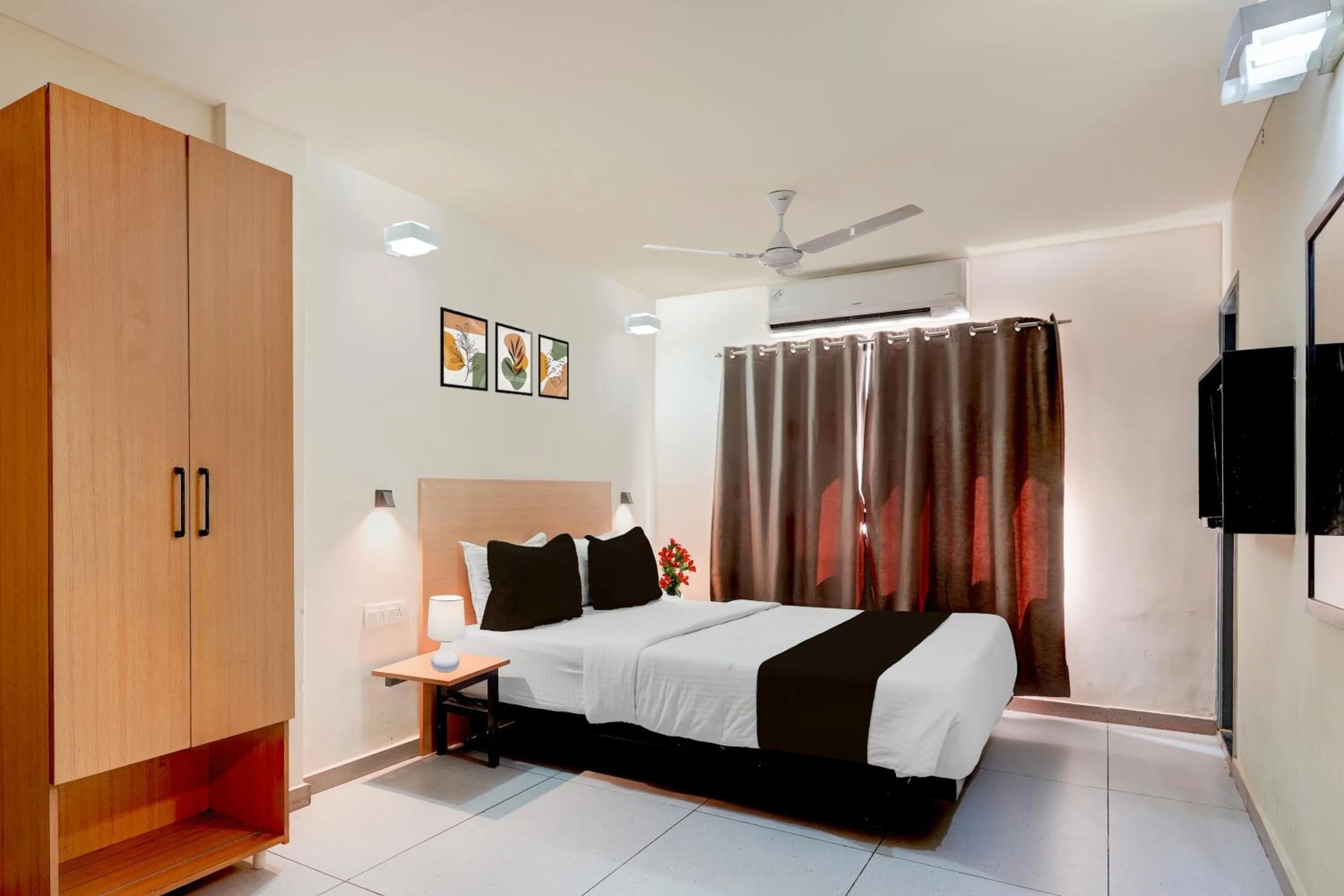 Bedroom, Bed in Super Townhouse T Nagar Chennai
