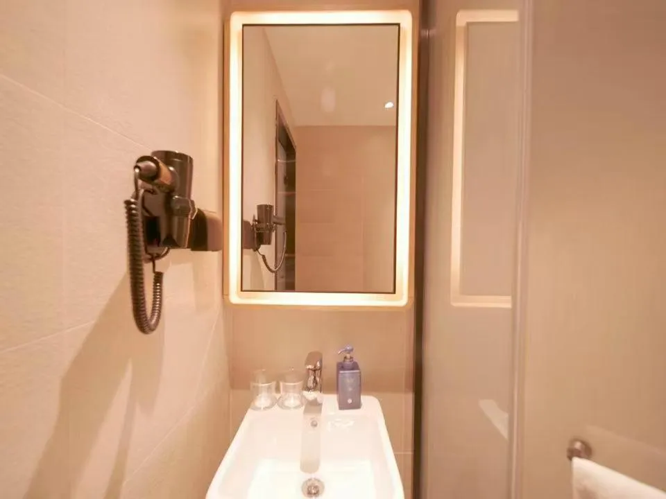 Property building in Hanting Hotel Beijing Huilongguan Subway Station