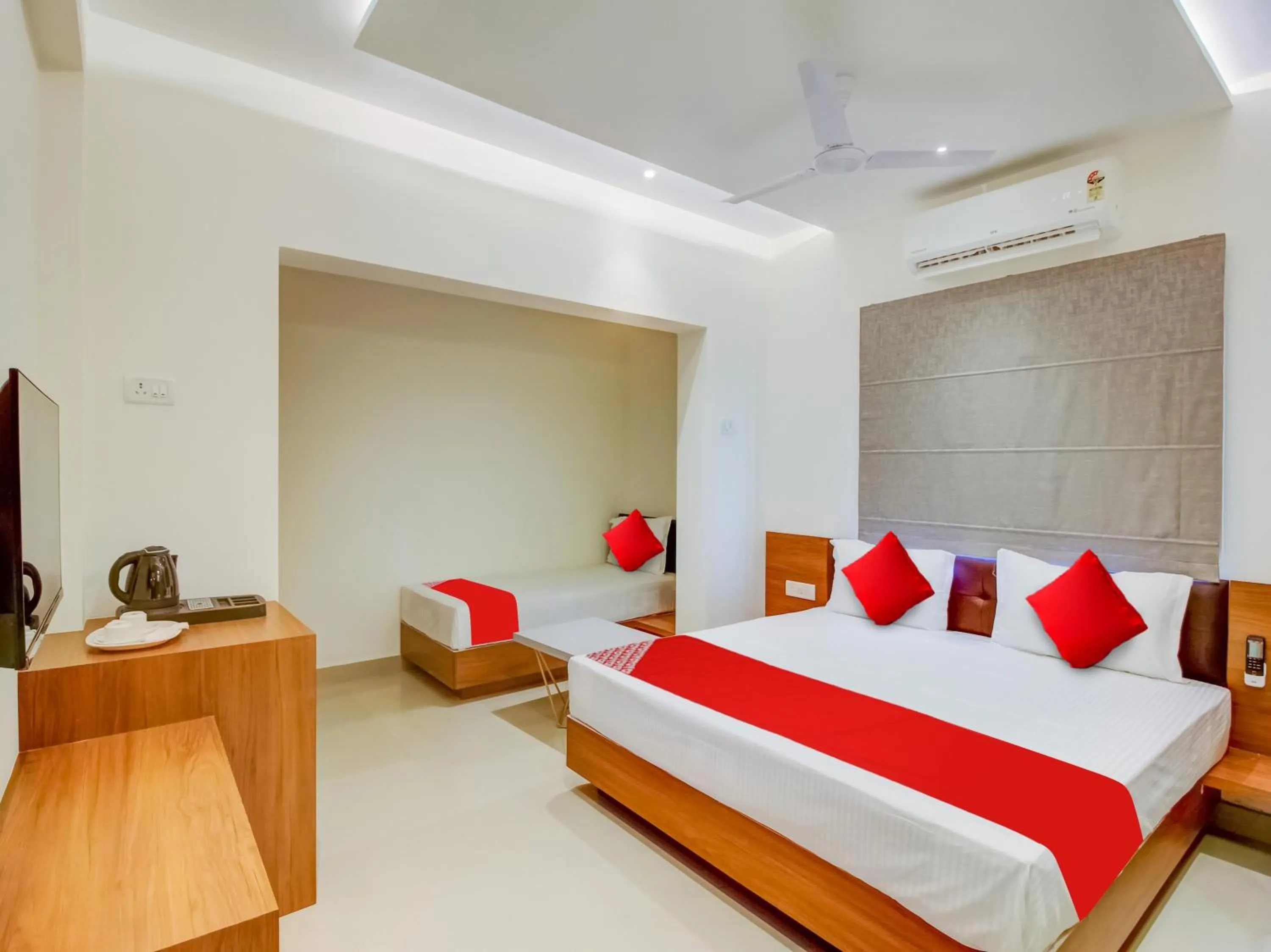 Living room, Bed in Collection O Peak Stay