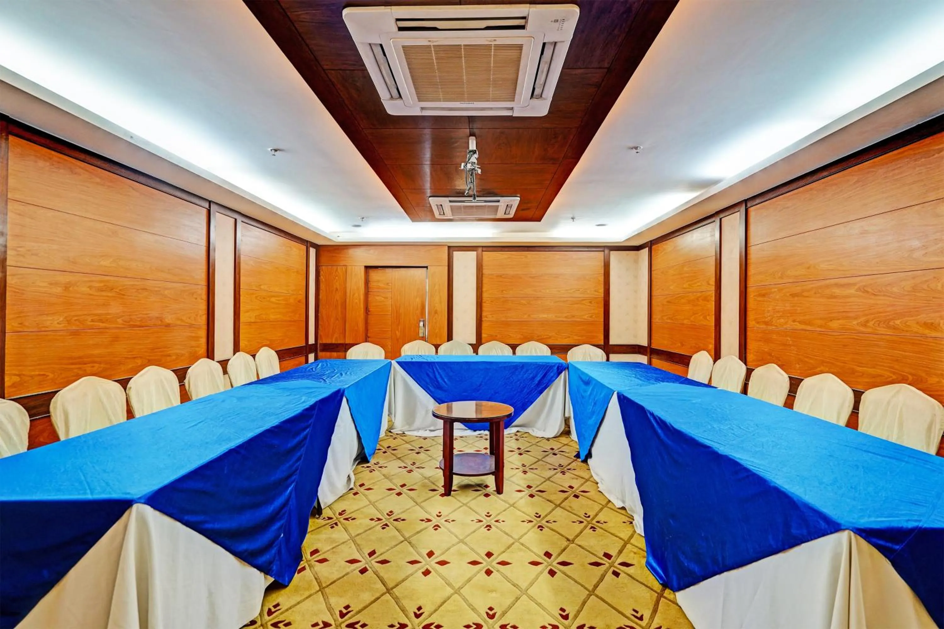 Business facilities in Super Townhouse OAK Hotel City Mark Gurgaon