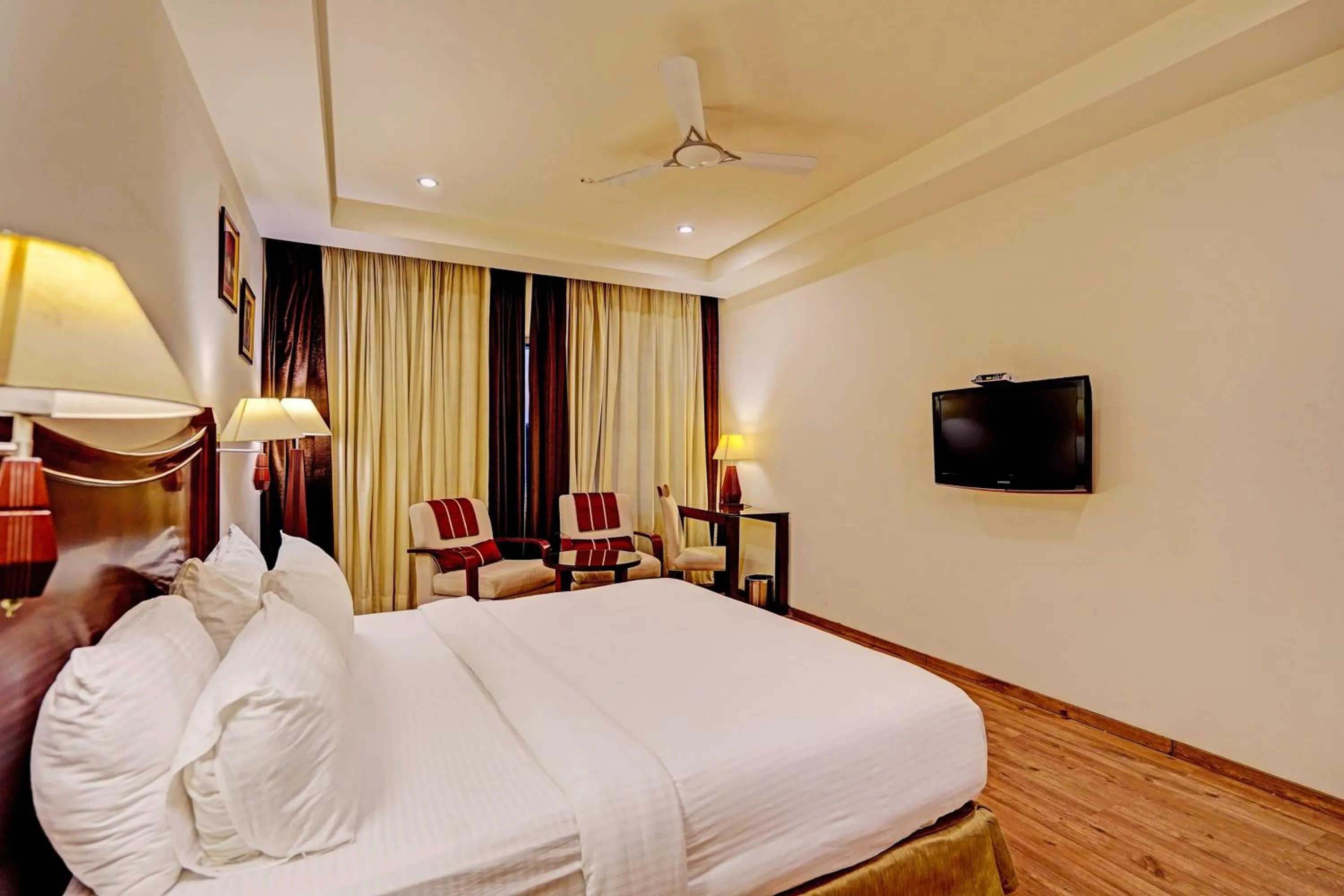 Bedroom, Bed in Super Townhouse OAK Hotel City Mark Gurgaon