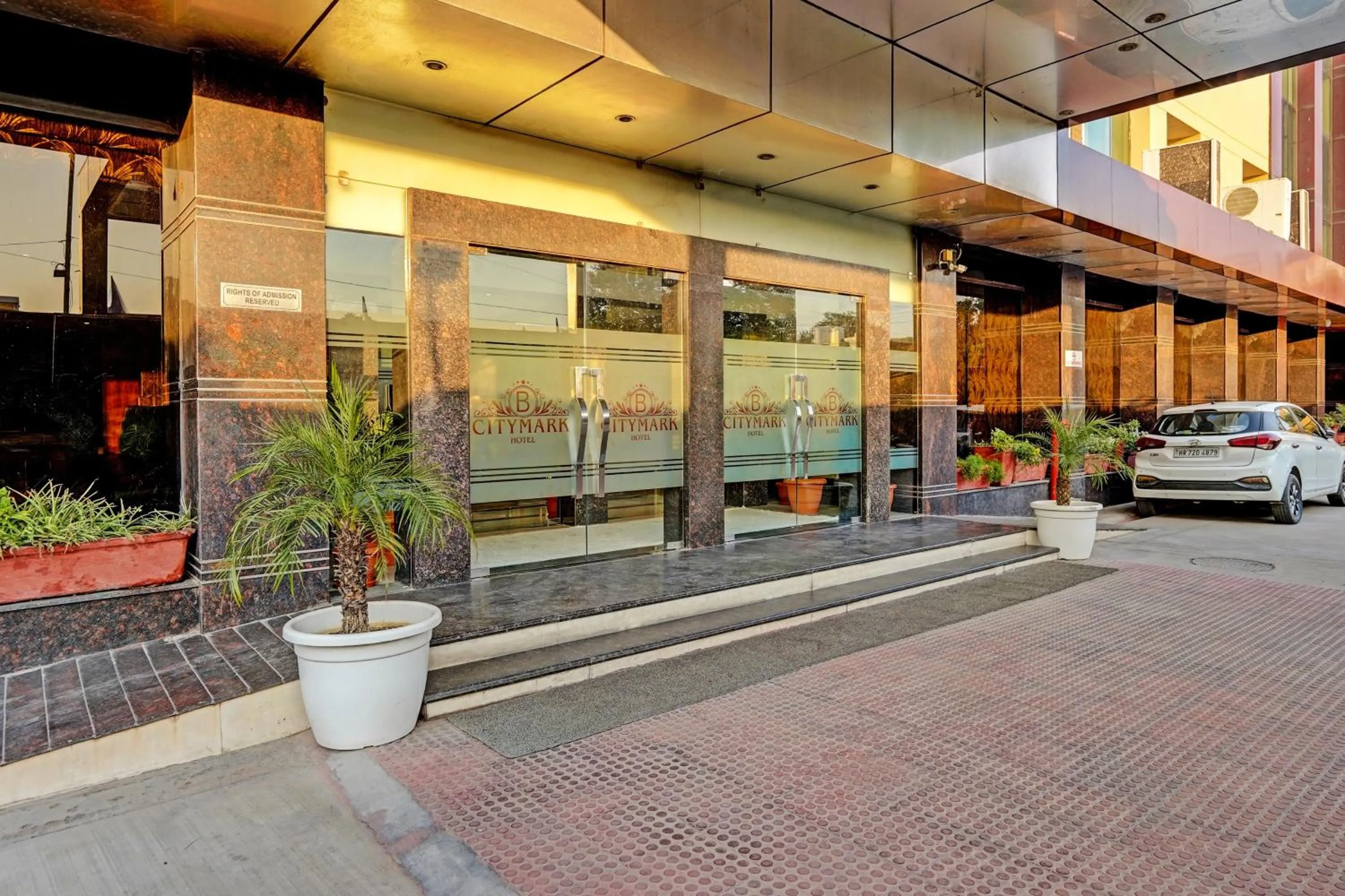 Facade/entrance in Super Townhouse OAK Hotel City Mark Gurgaon