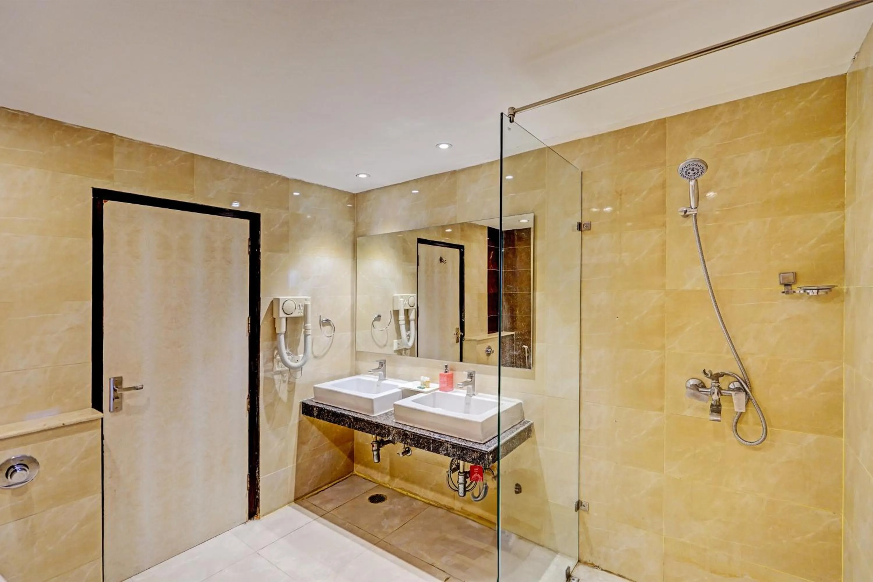 Bathroom in Super Townhouse OAK Hotel City Mark Gurgaon