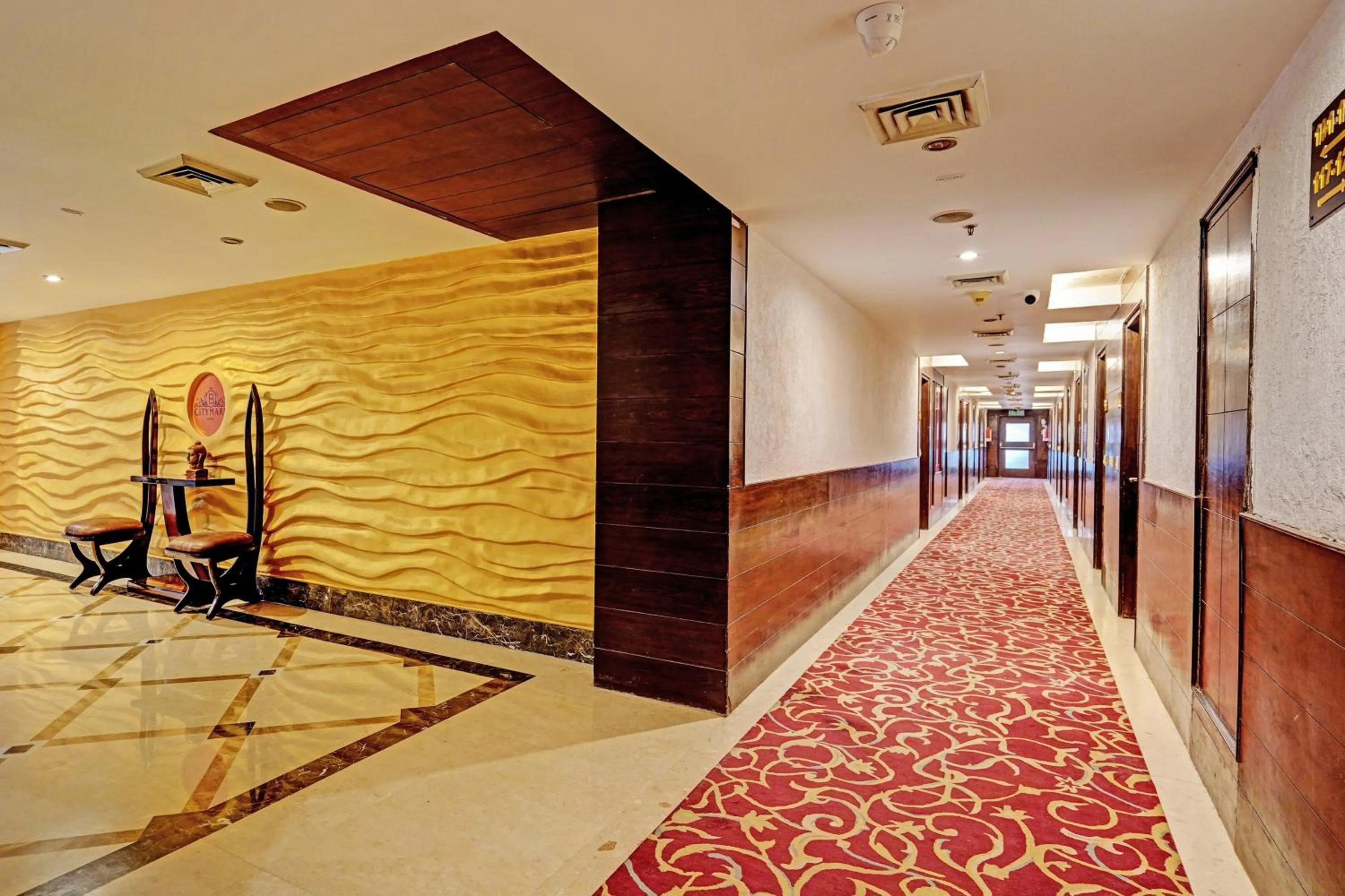 Lobby or reception in Super Townhouse OAK Hotel City Mark Gurgaon