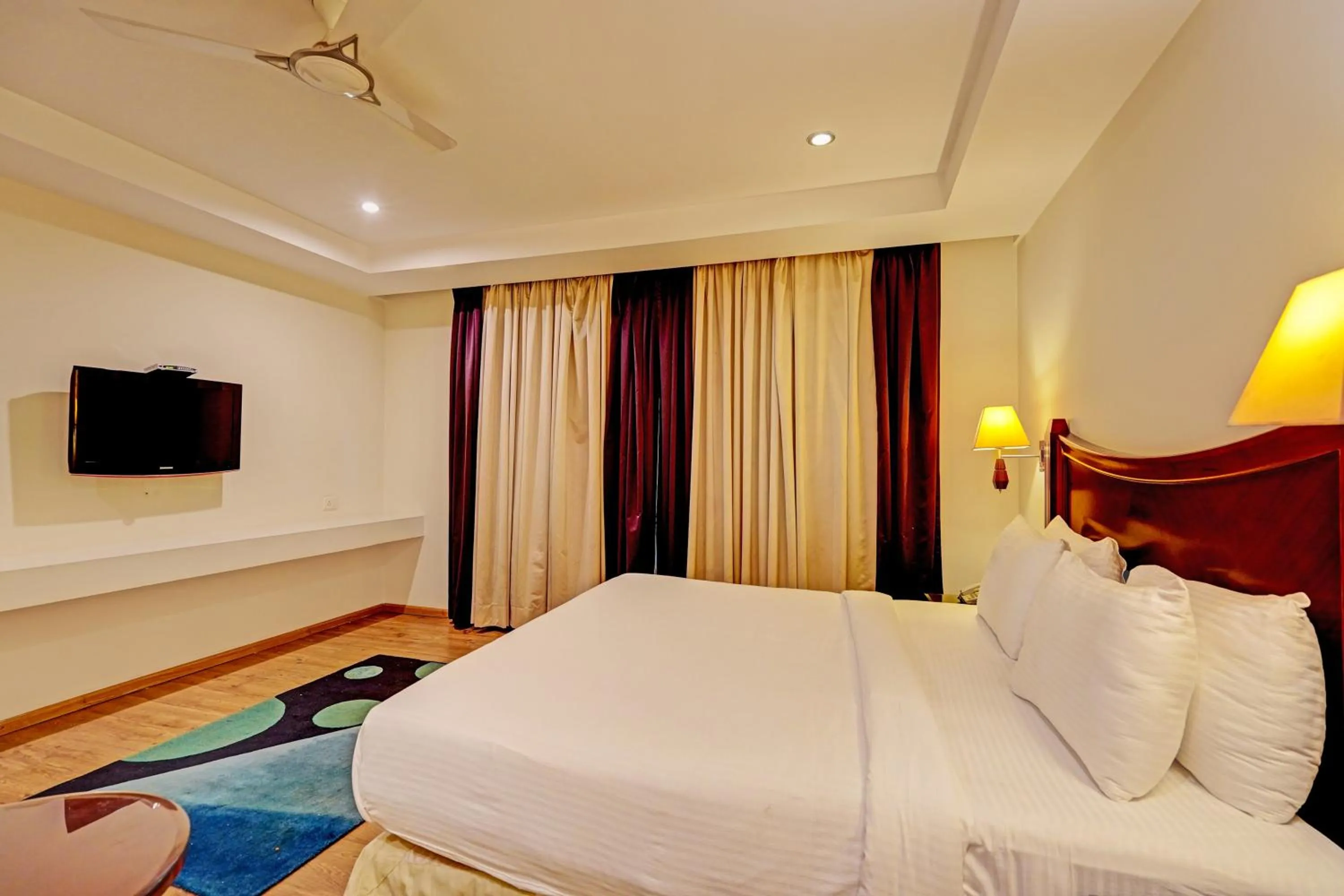 Bedroom, Bed in Super Townhouse OAK Hotel City Mark Gurgaon