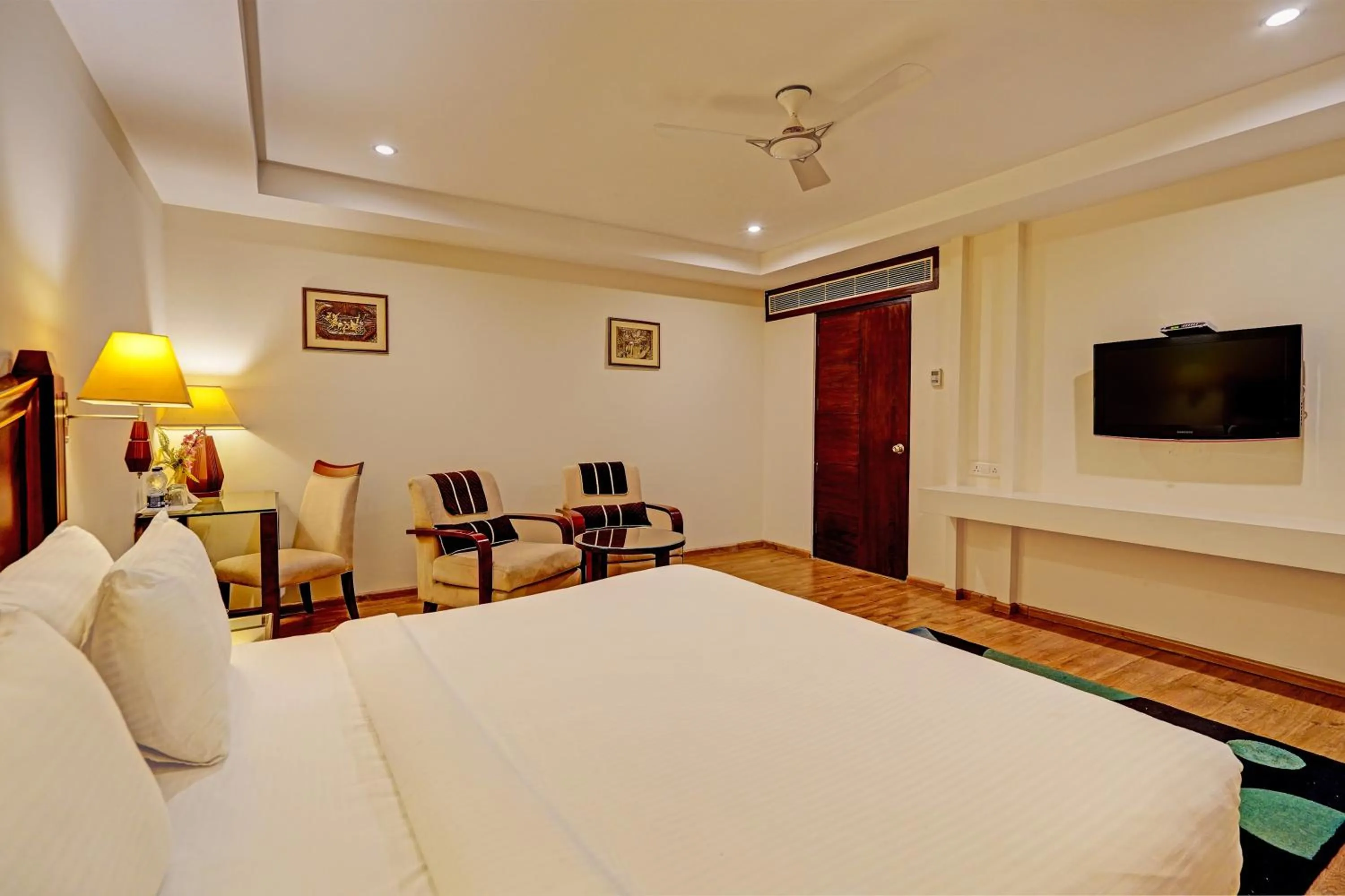 Bedroom, Bed in Super Townhouse OAK Hotel City Mark Gurgaon