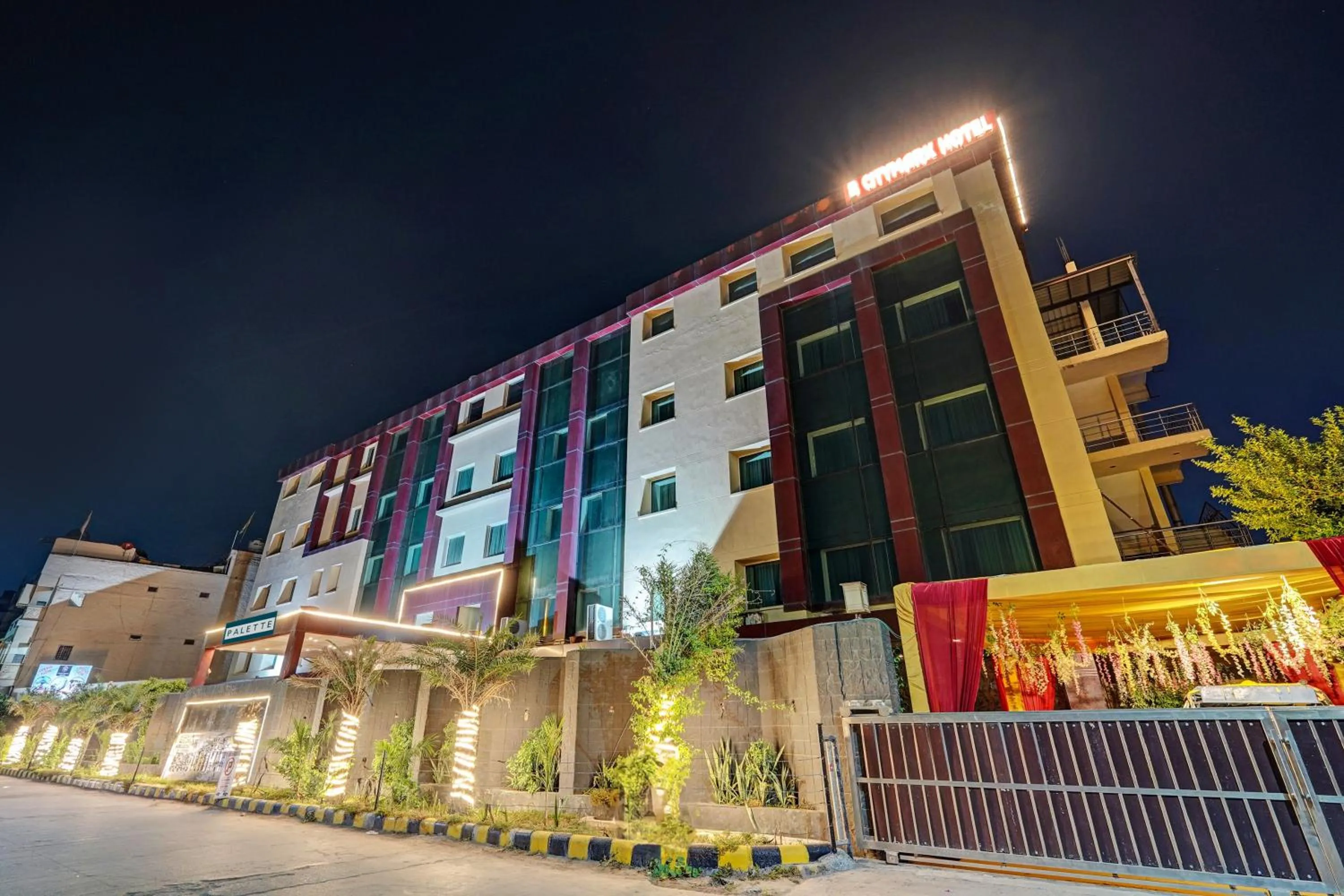 Facade/entrance in Super Townhouse OAK Hotel City Mark Gurgaon