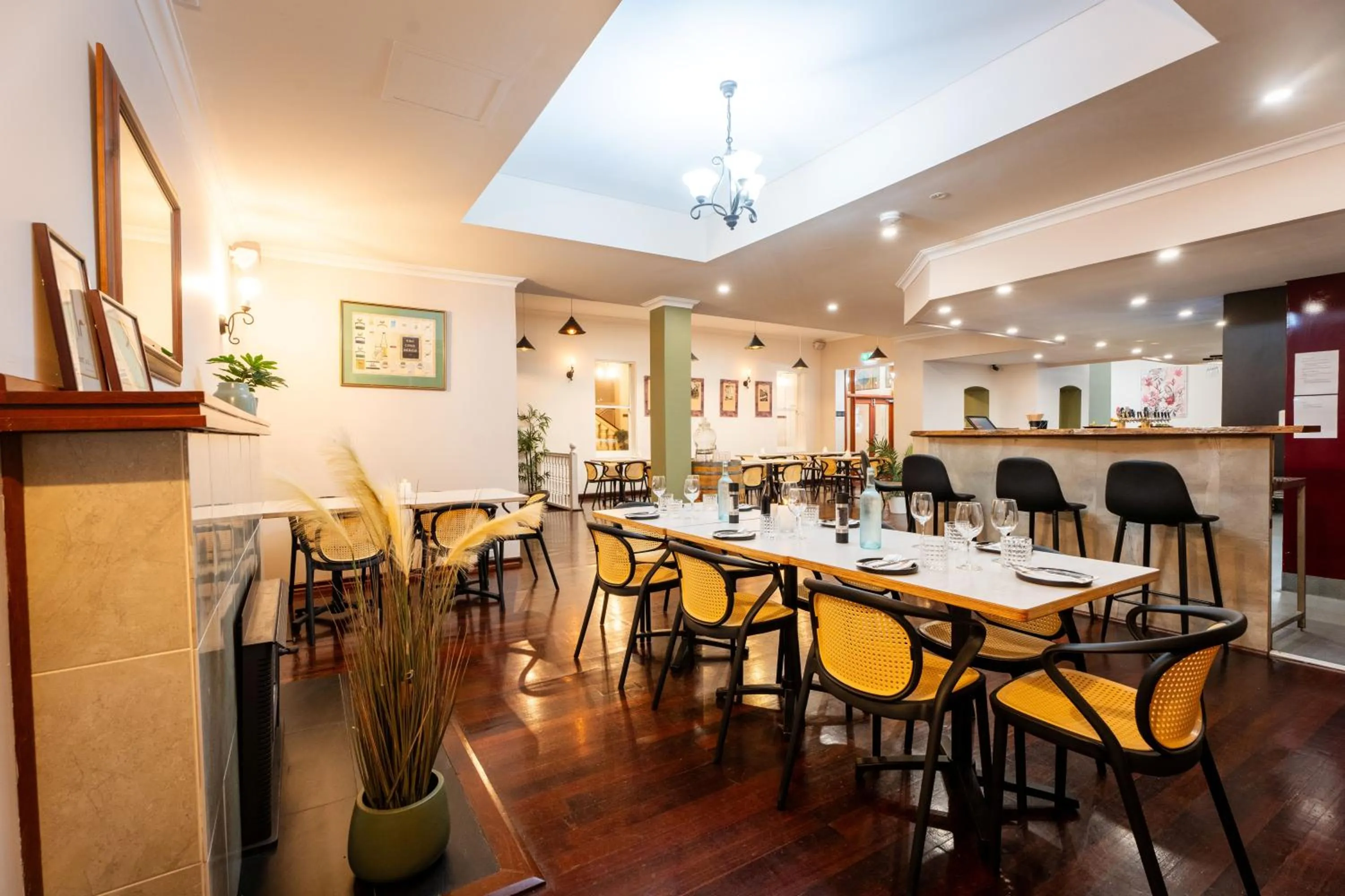 Restaurant/places to eat in The Burlington Hotel