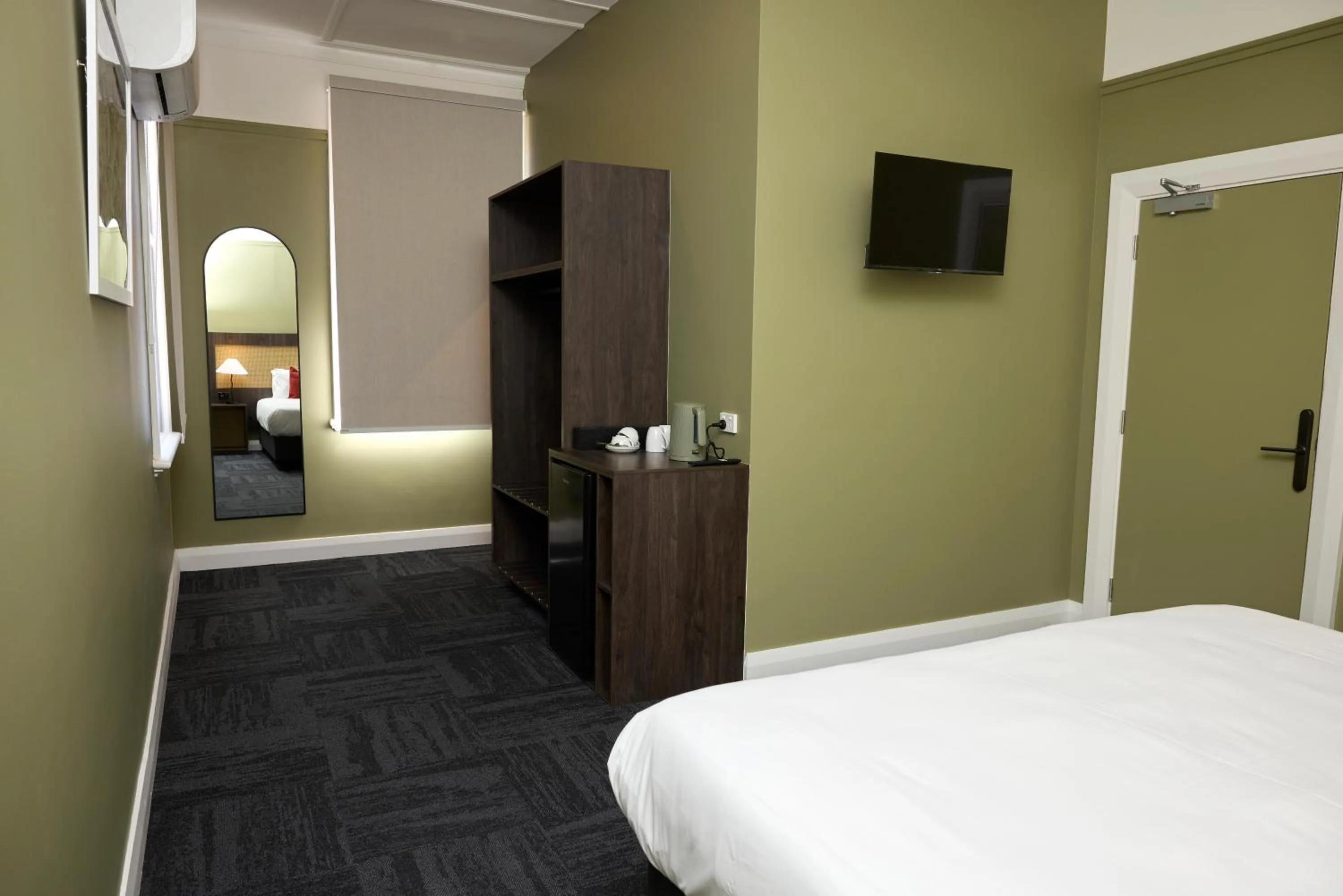 Property building, Bed in The Burlington Hotel