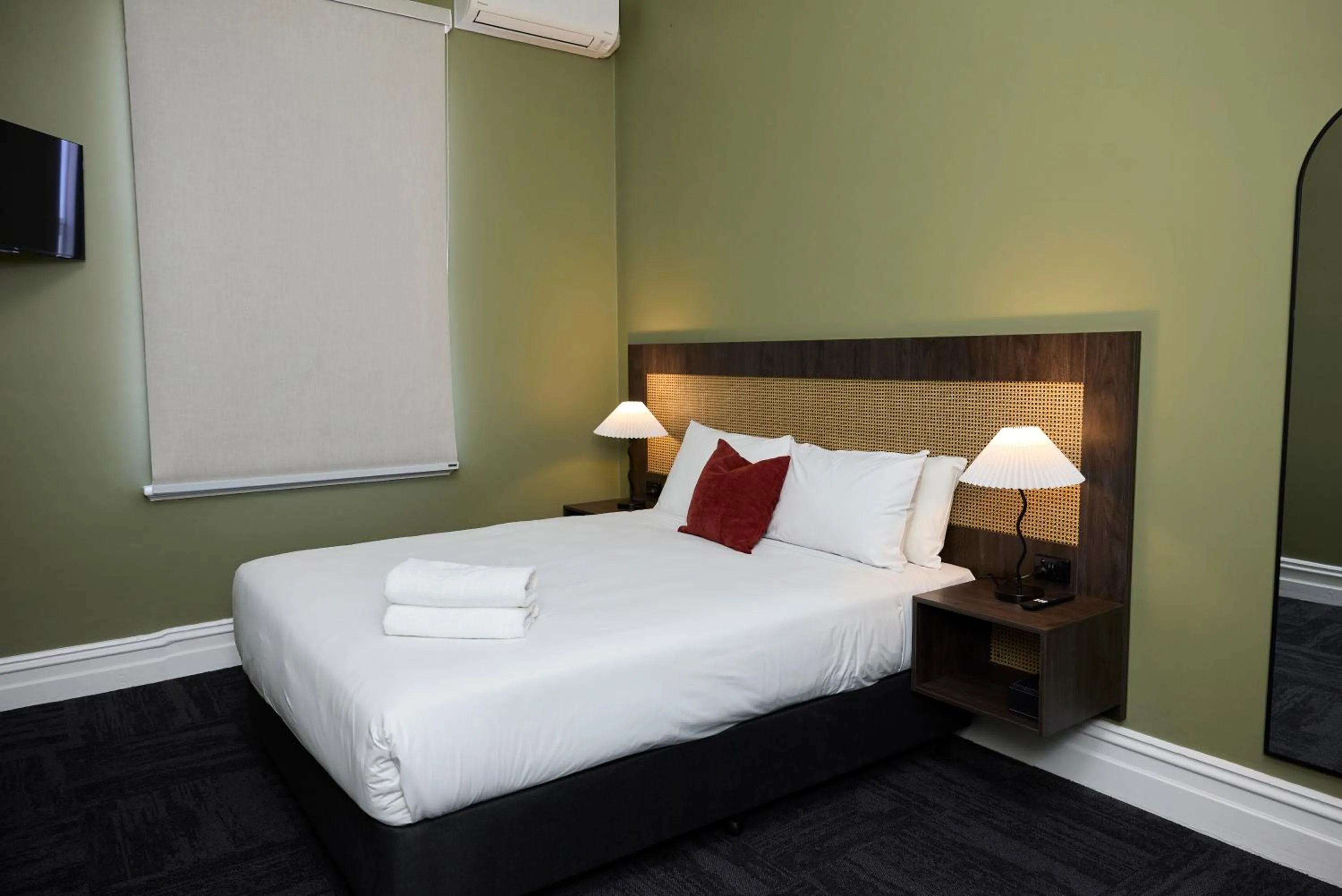 Property building, Bed in The Burlington Hotel