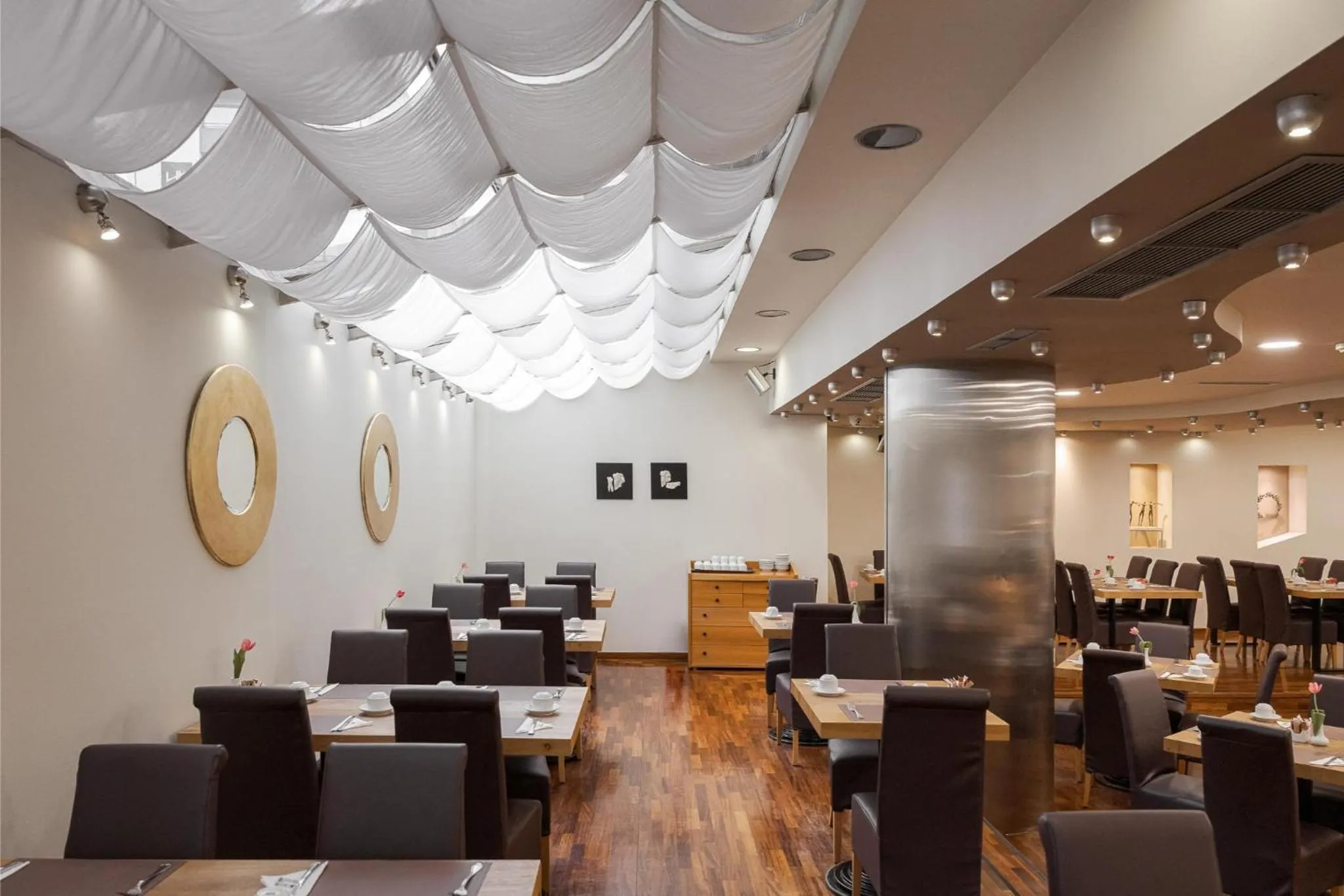 Restaurant/places to eat in Acropolis Select