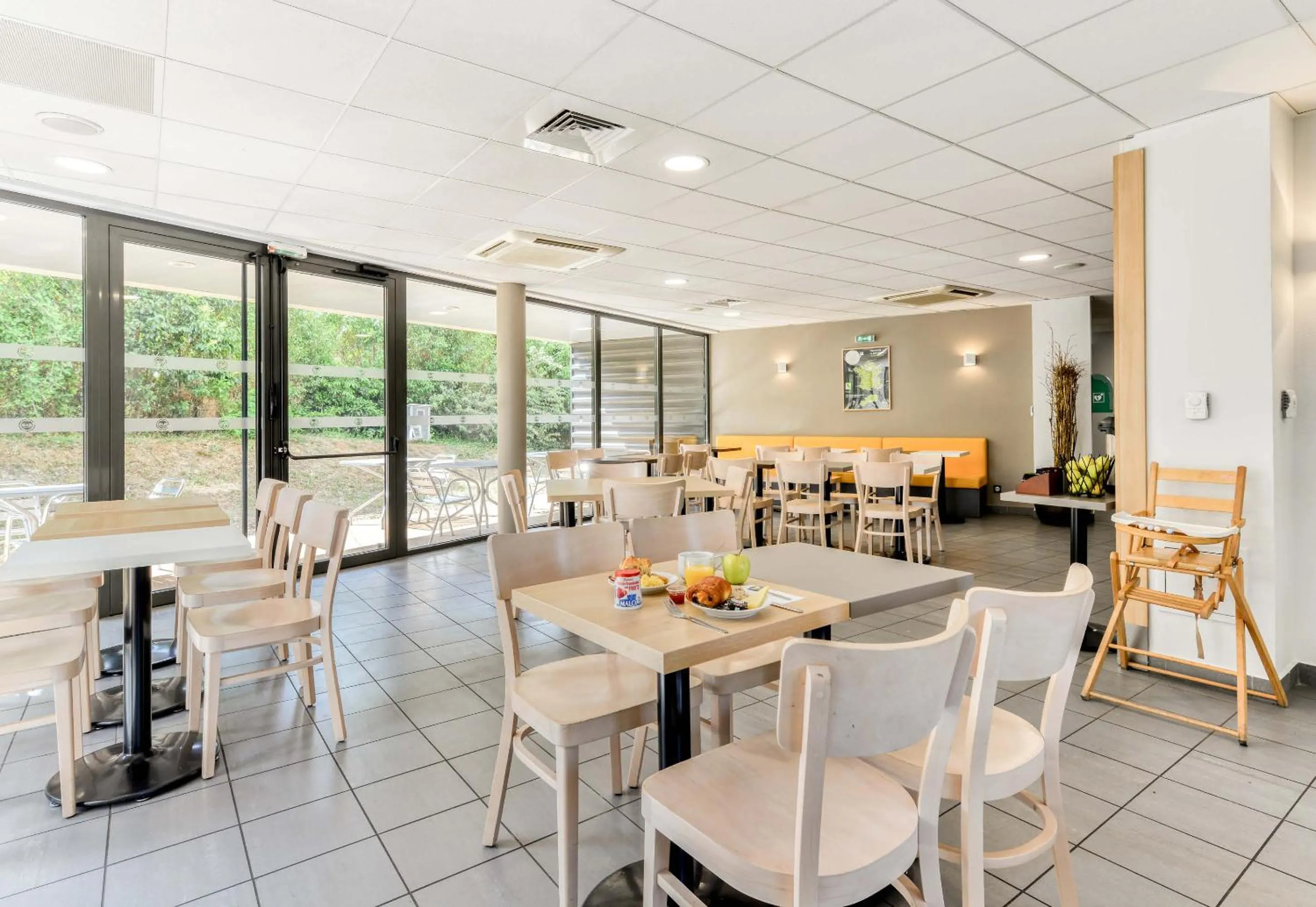 Restaurant/places to eat in B&B HOTEL Montpellier Centre Le Millénaire