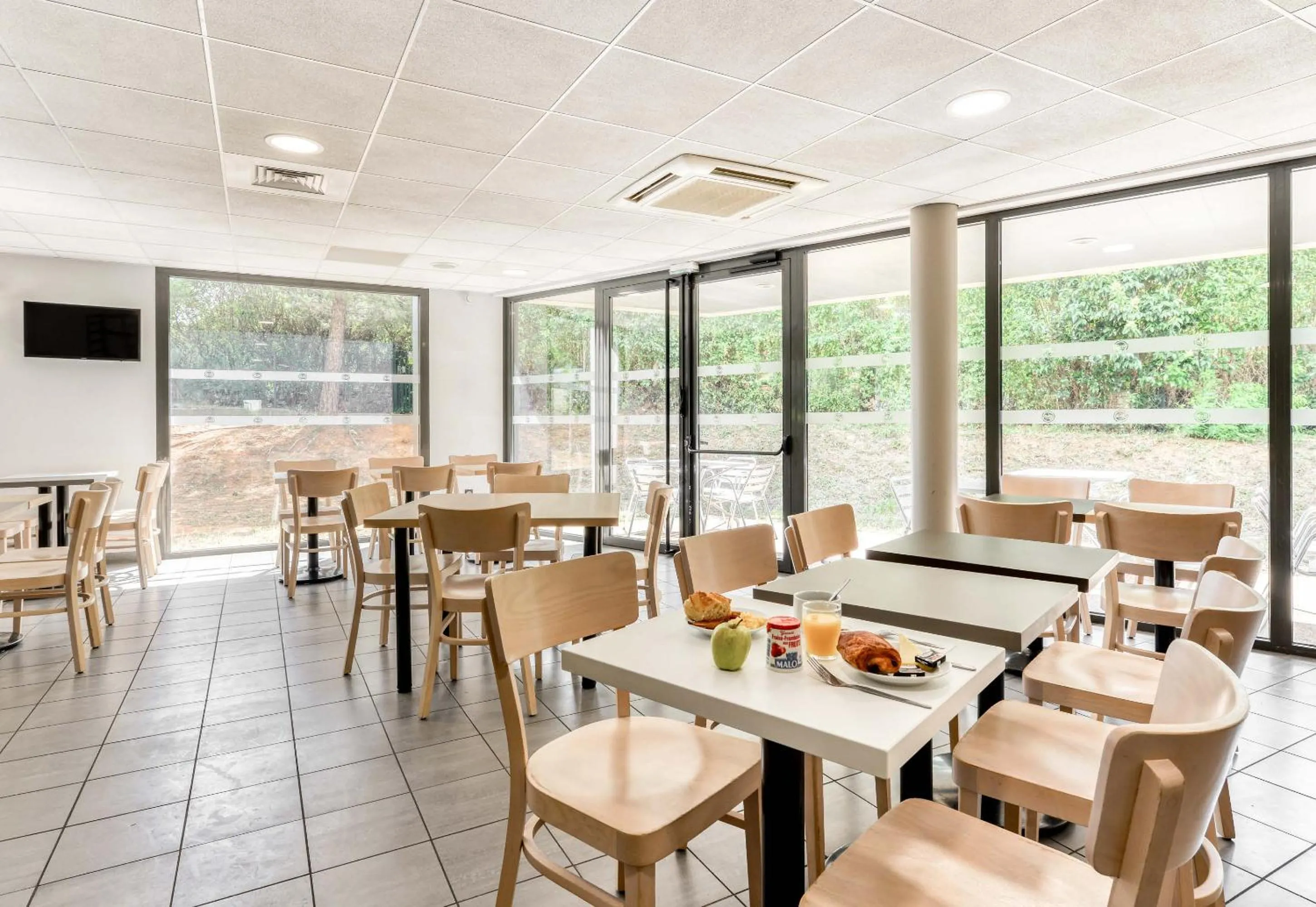 Restaurant/places to eat in B&B HOTEL Montpellier Centre Le Millénaire