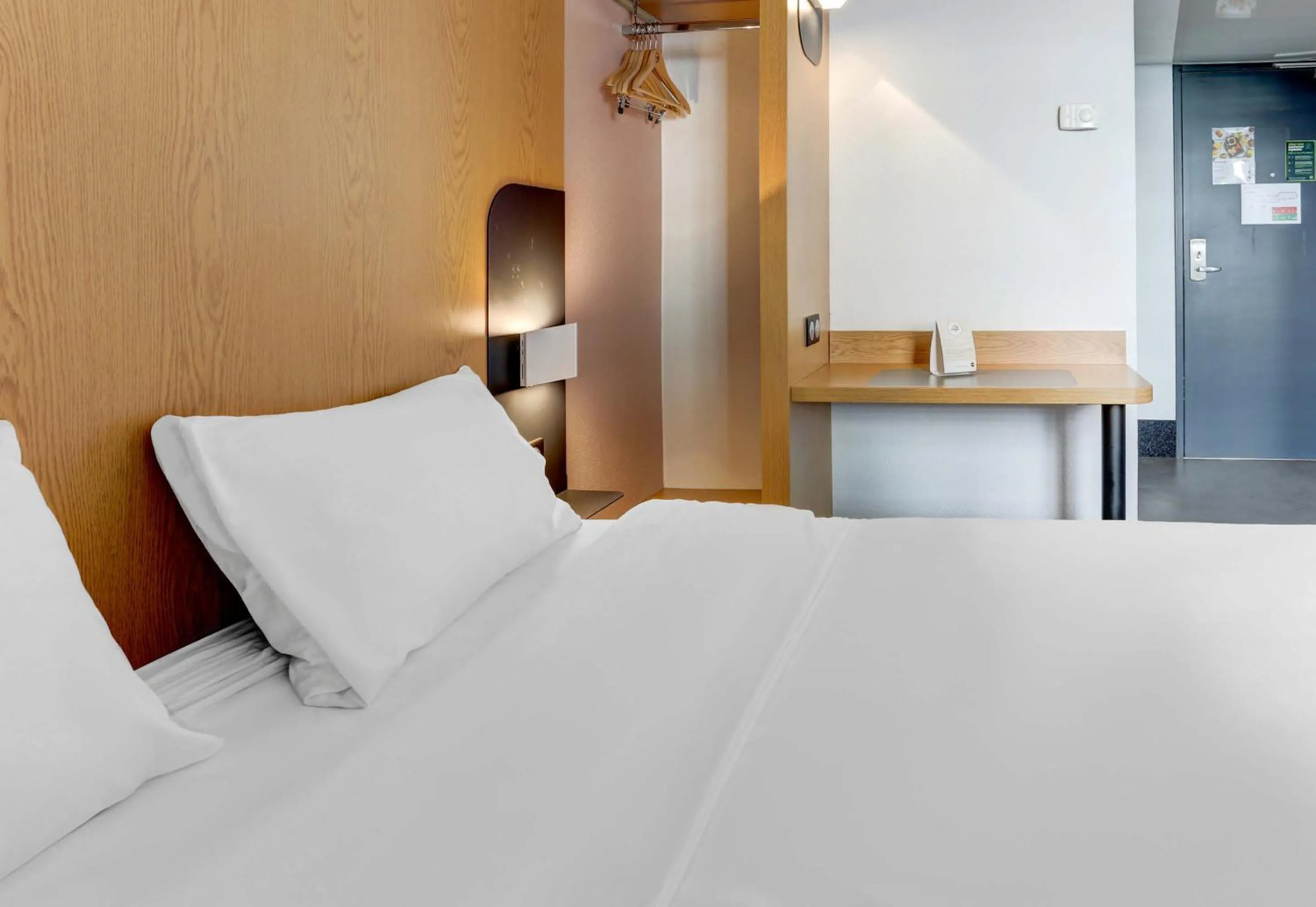 Bedroom, Bed in B&B HOTEL Reims Centre Gare