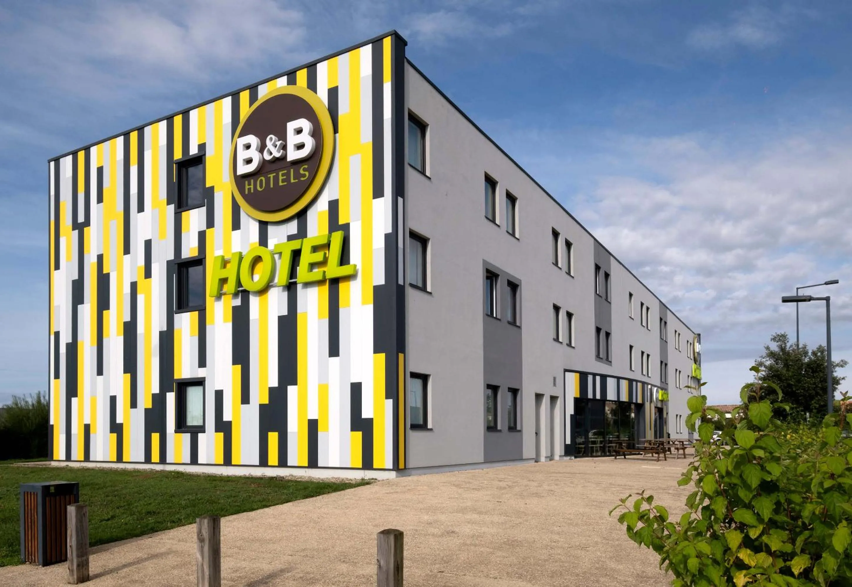 Property building in B&B HOTEL Niort Marais Poitevin Est
