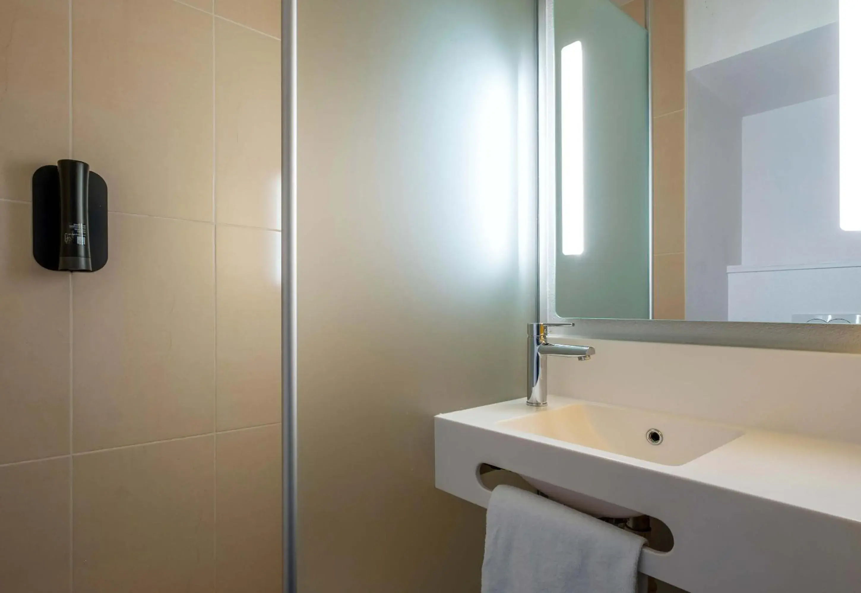 Double Room in B&B HOTEL Niort Marais Poitevin Est Double Room in B&B HOTEL Niort Marais Poitevin Est