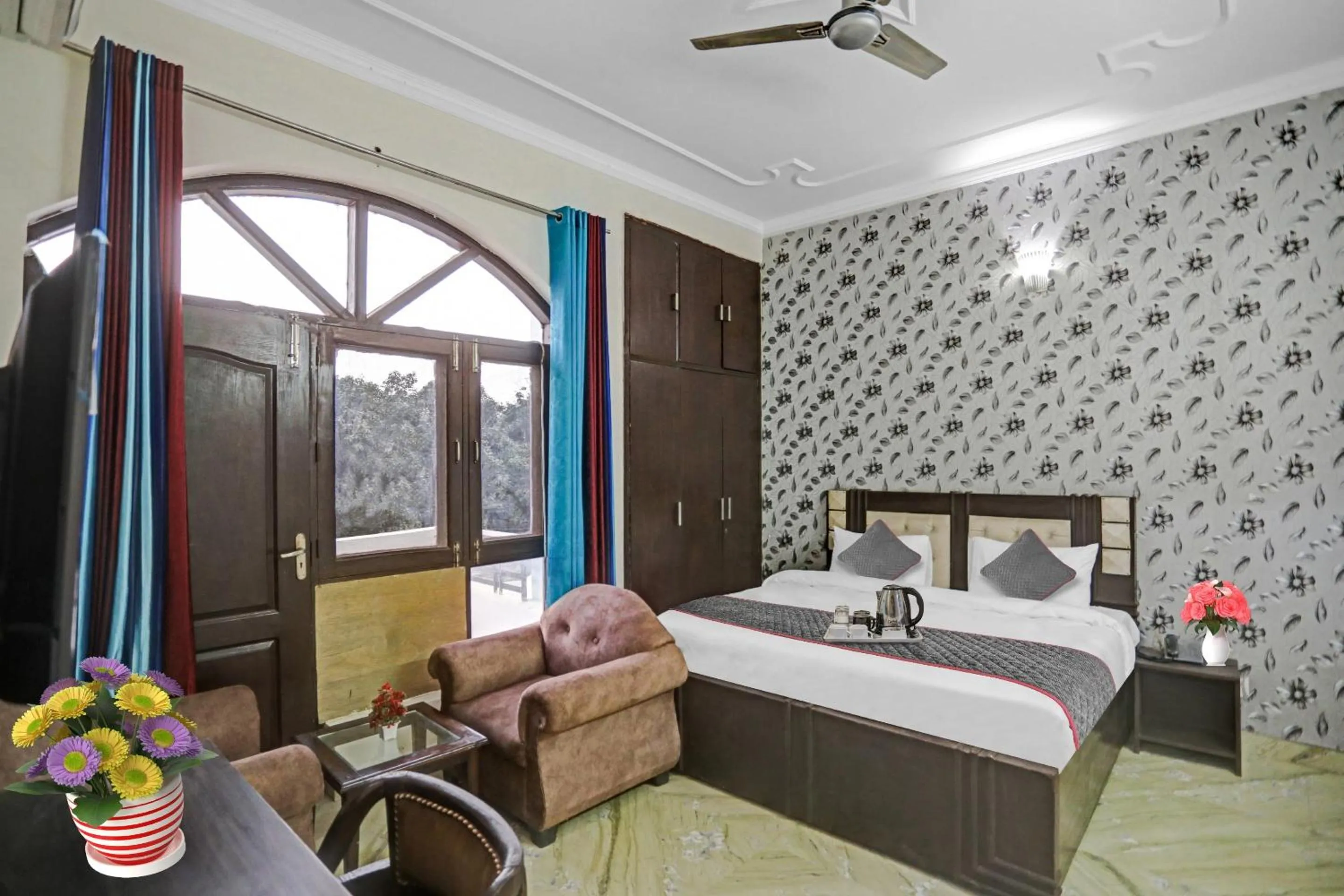 Bed in Townhouse The Premier View Near ISKCON Temple Noida