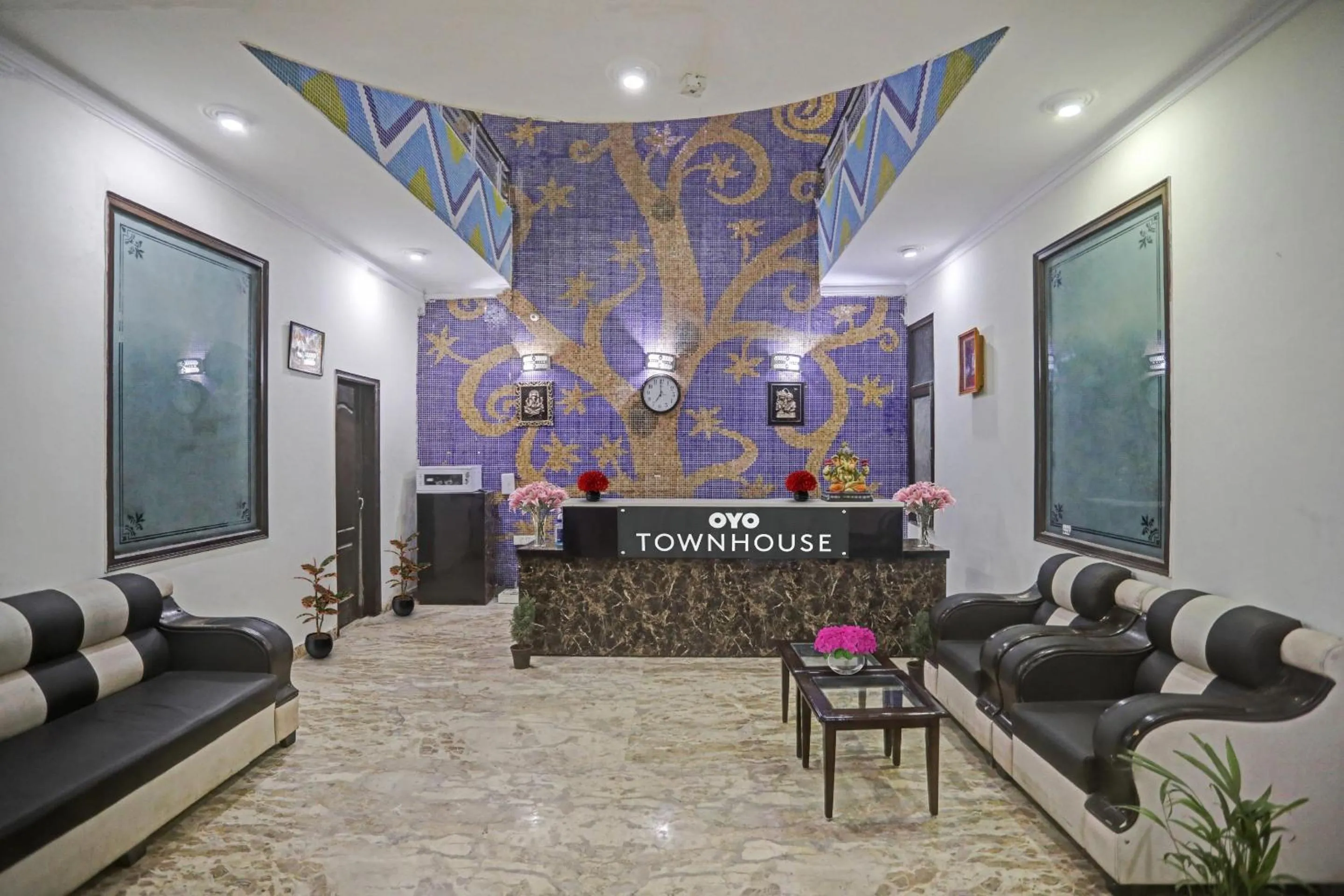 Lobby or reception in Townhouse The Premier View Near ISKCON Temple Noida