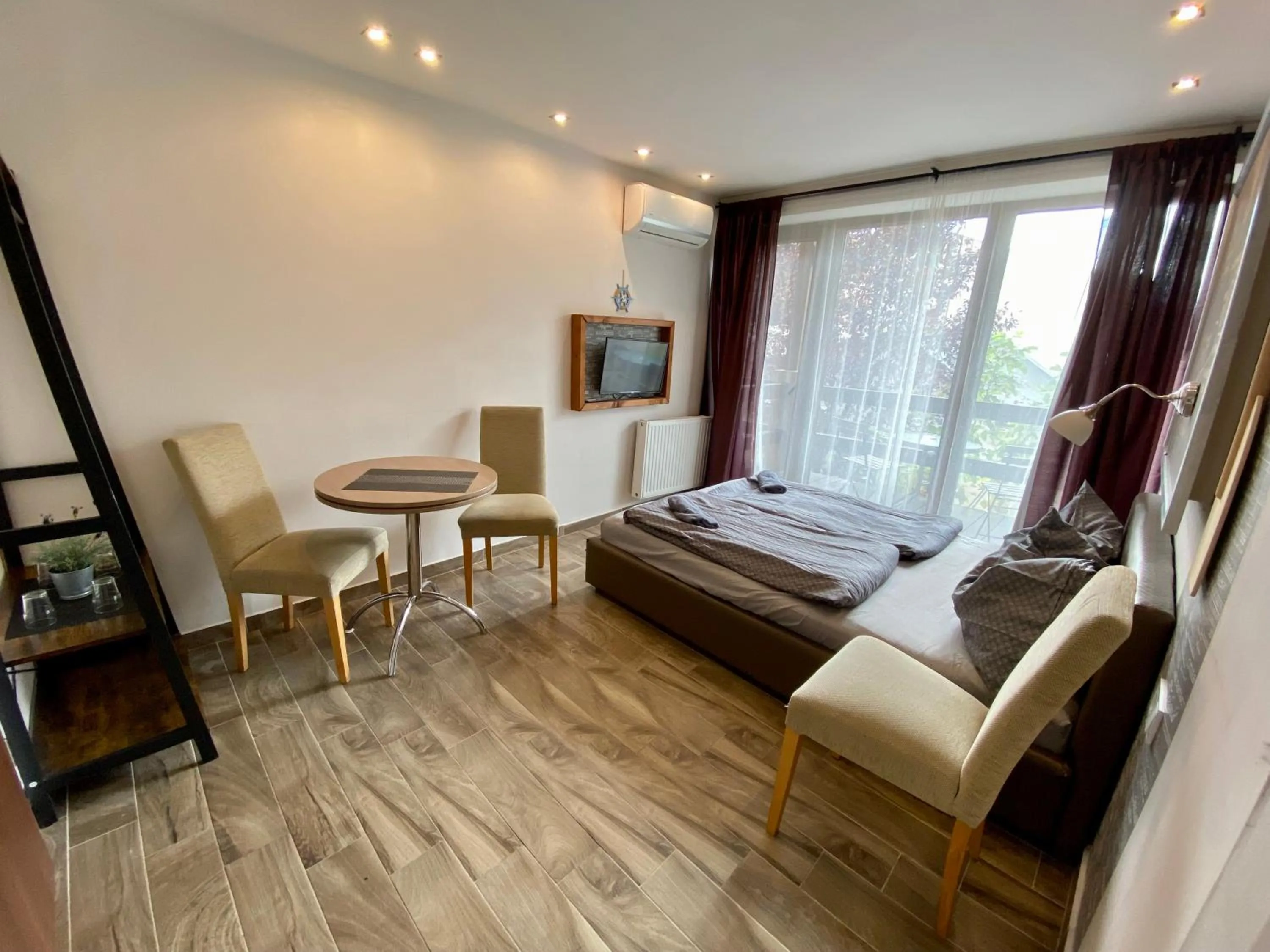 Photo of the whole room, Bed in Silver Garden