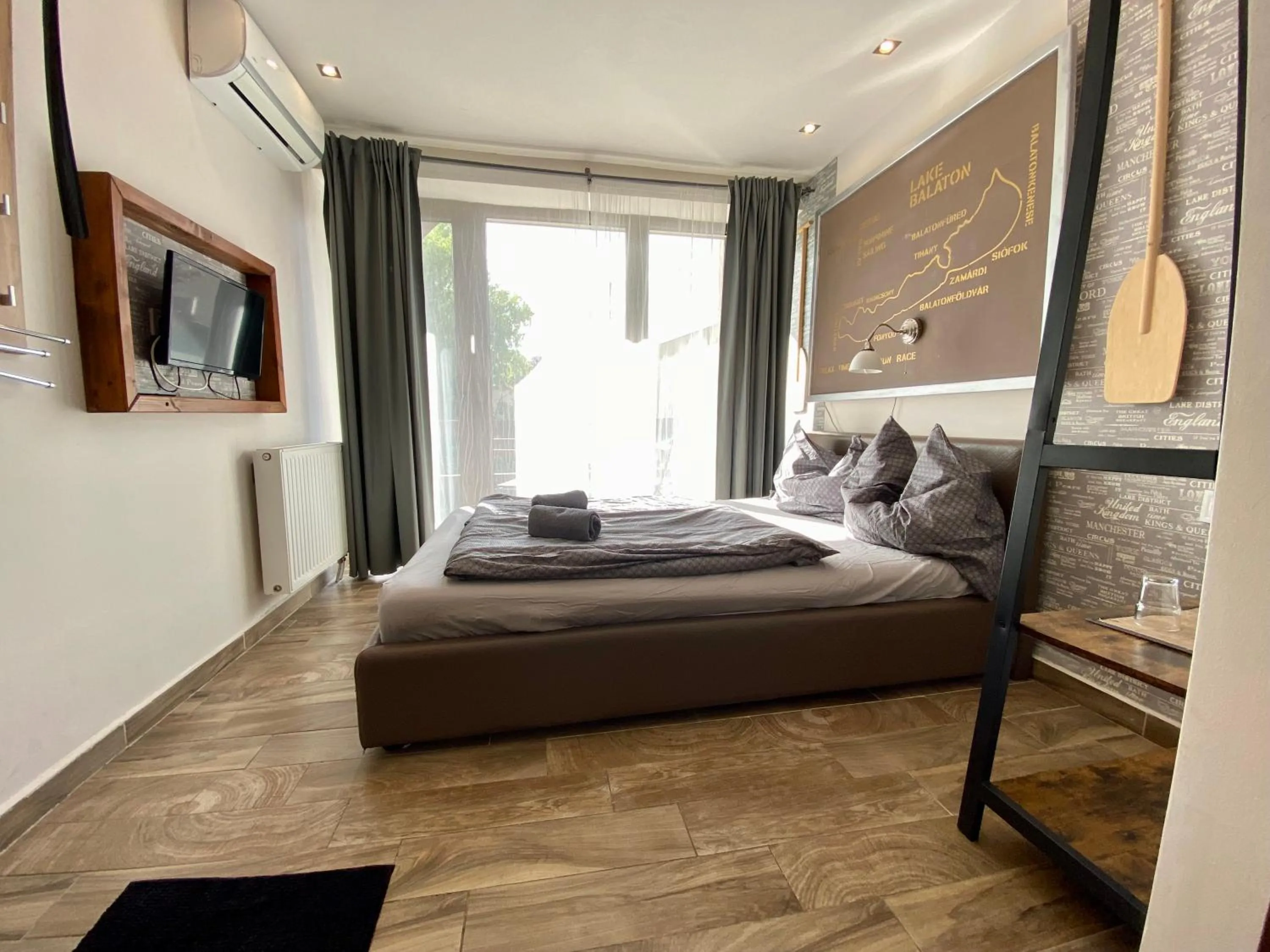 Bed in Silver Garden